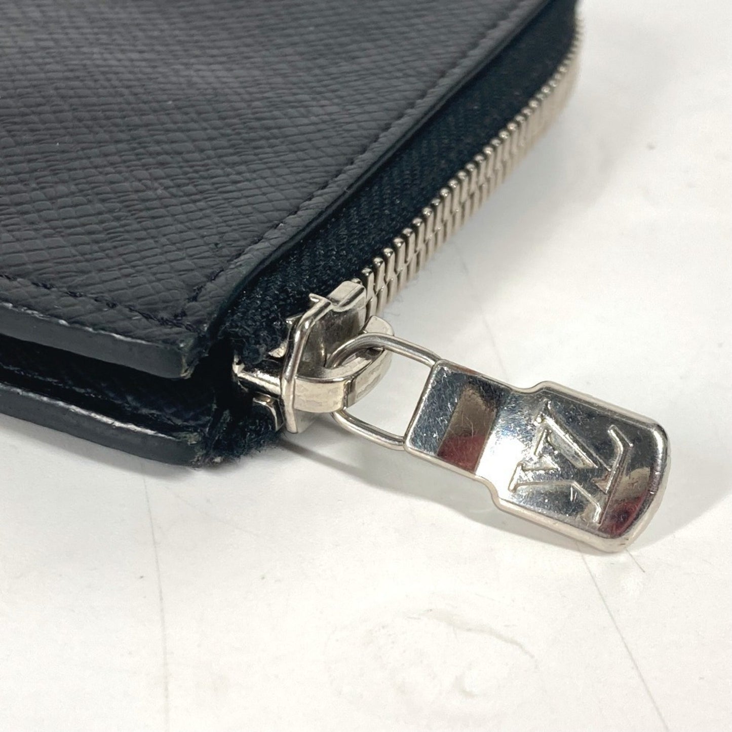 Louis Vuitton M63375 Taiga Porte Monnaie Jour Wallet Coin Purse L-Shaped Zipper Wallet/Coin Case