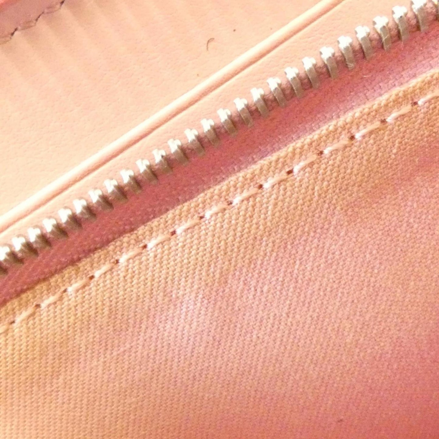 Fendi Bugs Handbag 8M0299 Sqt Wallet