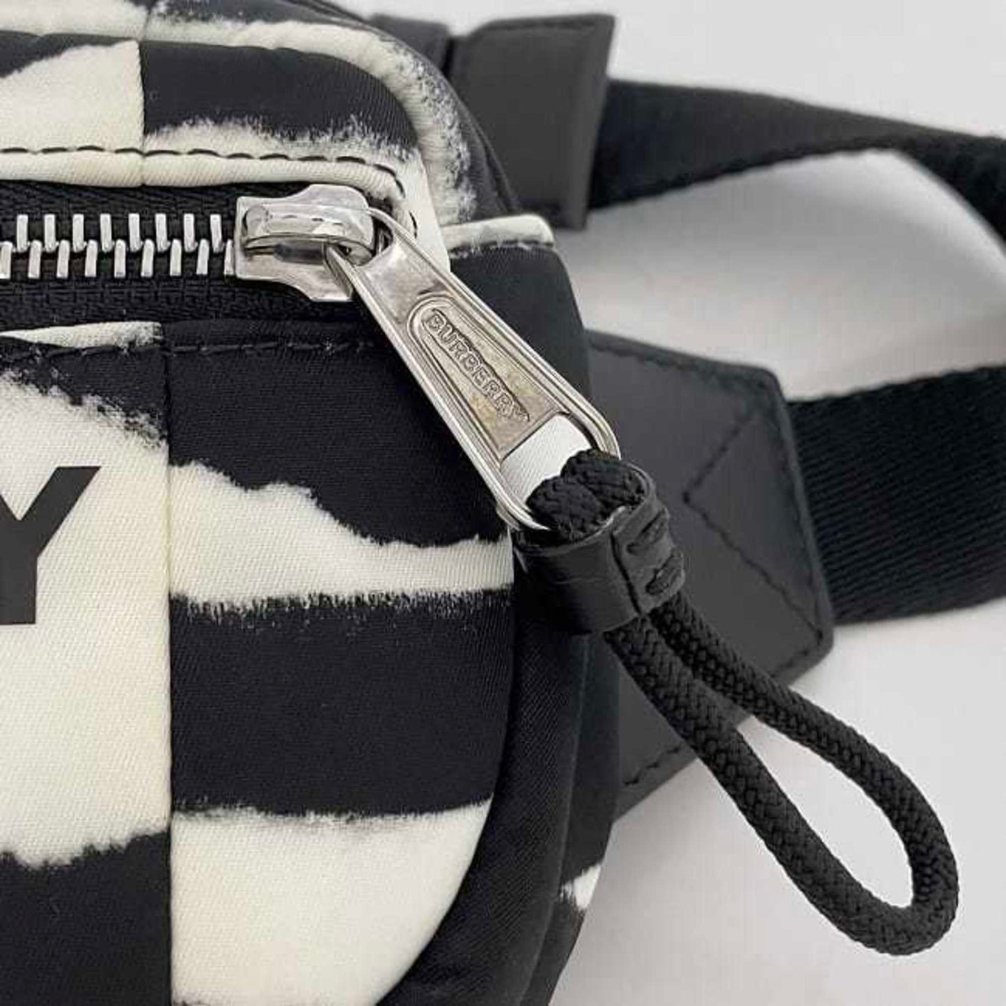 Burberry Body Bag Ec-22942 White Black 8028956 Nylon Leather Burberry Crossbody Belt Waist Pouch