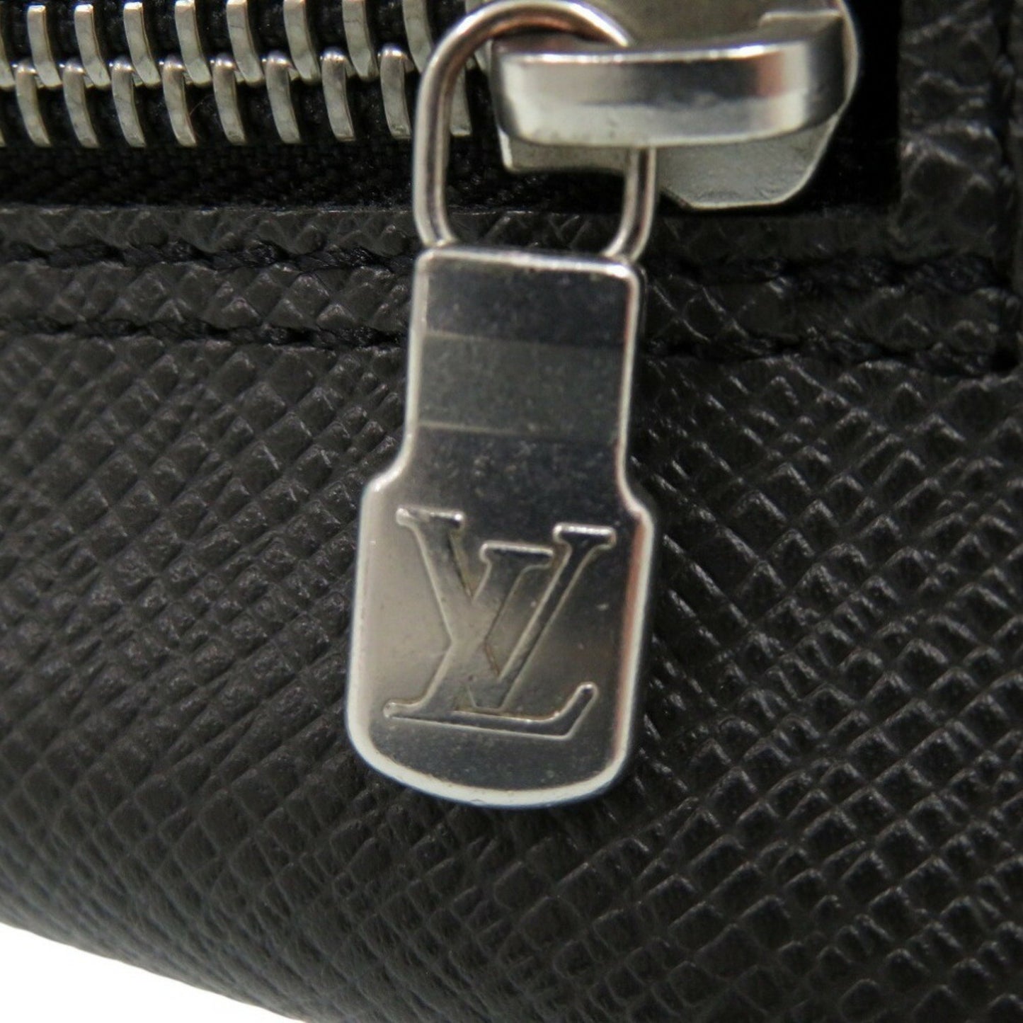 Louis Vuitton Taiga True Toilette Ardoise Second Bag Pouch M30212 Black Ca1014 Engraved Lv