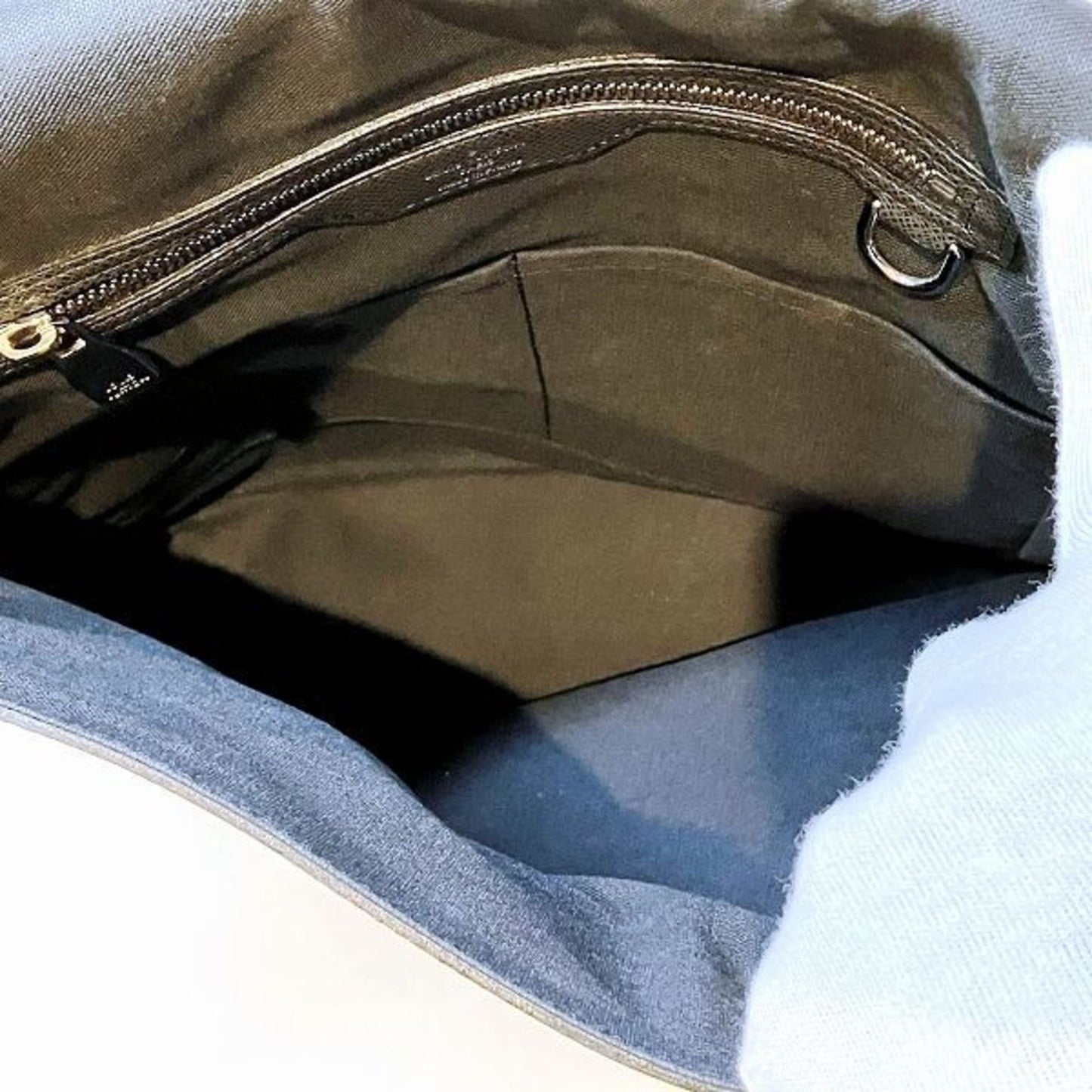 Louis Vuitton Taiga Milo M32632