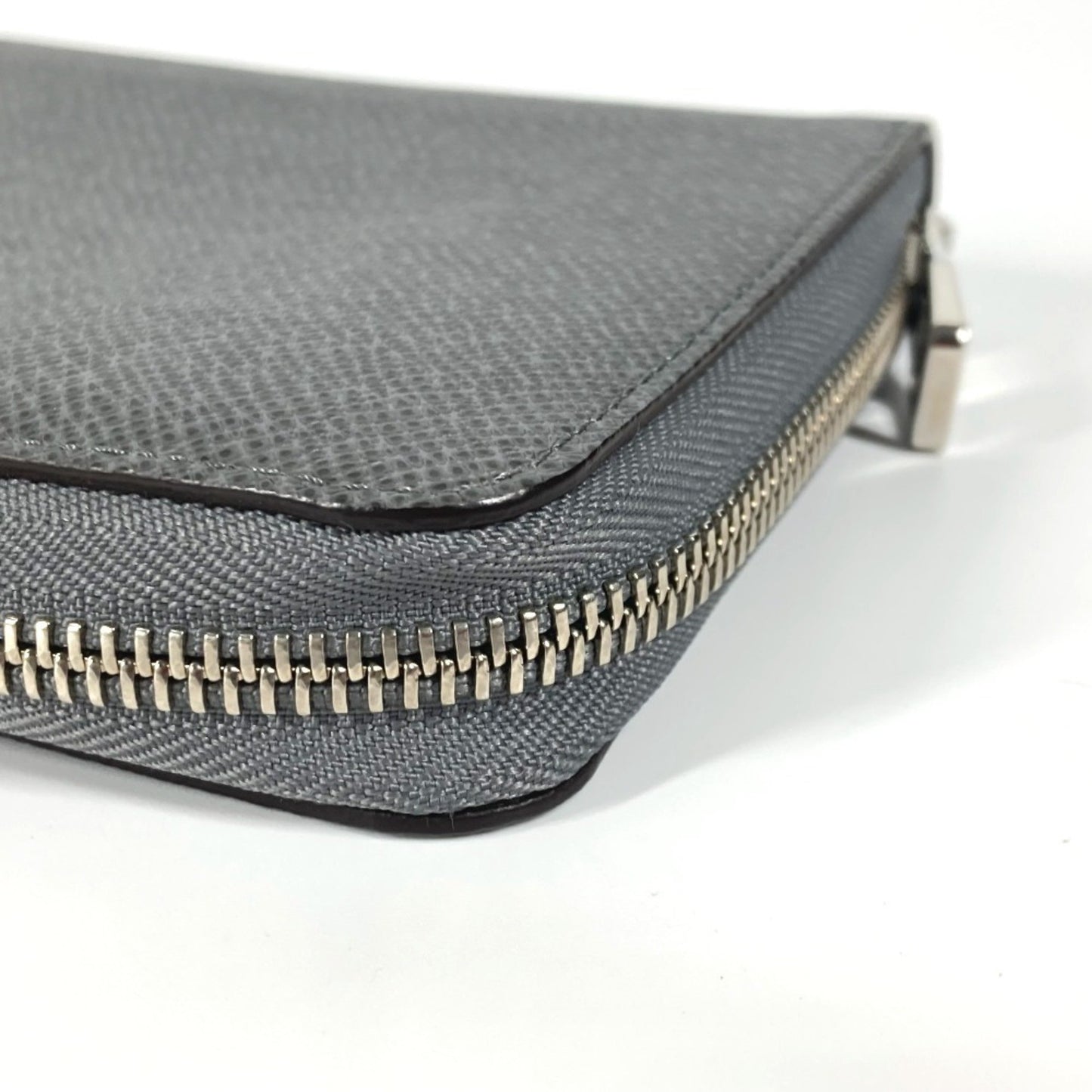 Louis Vuitton M30517 Taiga Zippy Organizer Long Wallet Round Zipper Leather