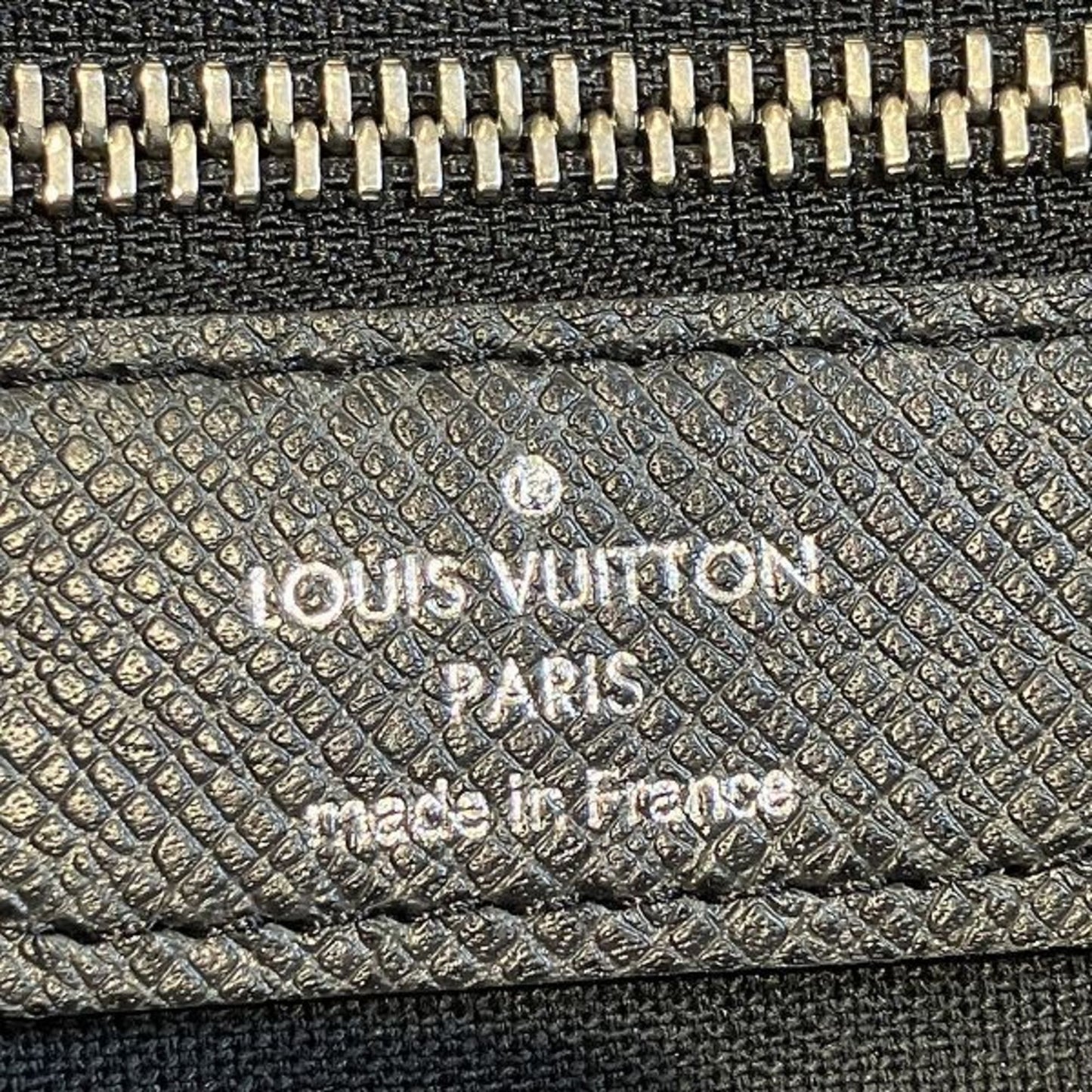 Louis Vuitton Taiga Milo M32632