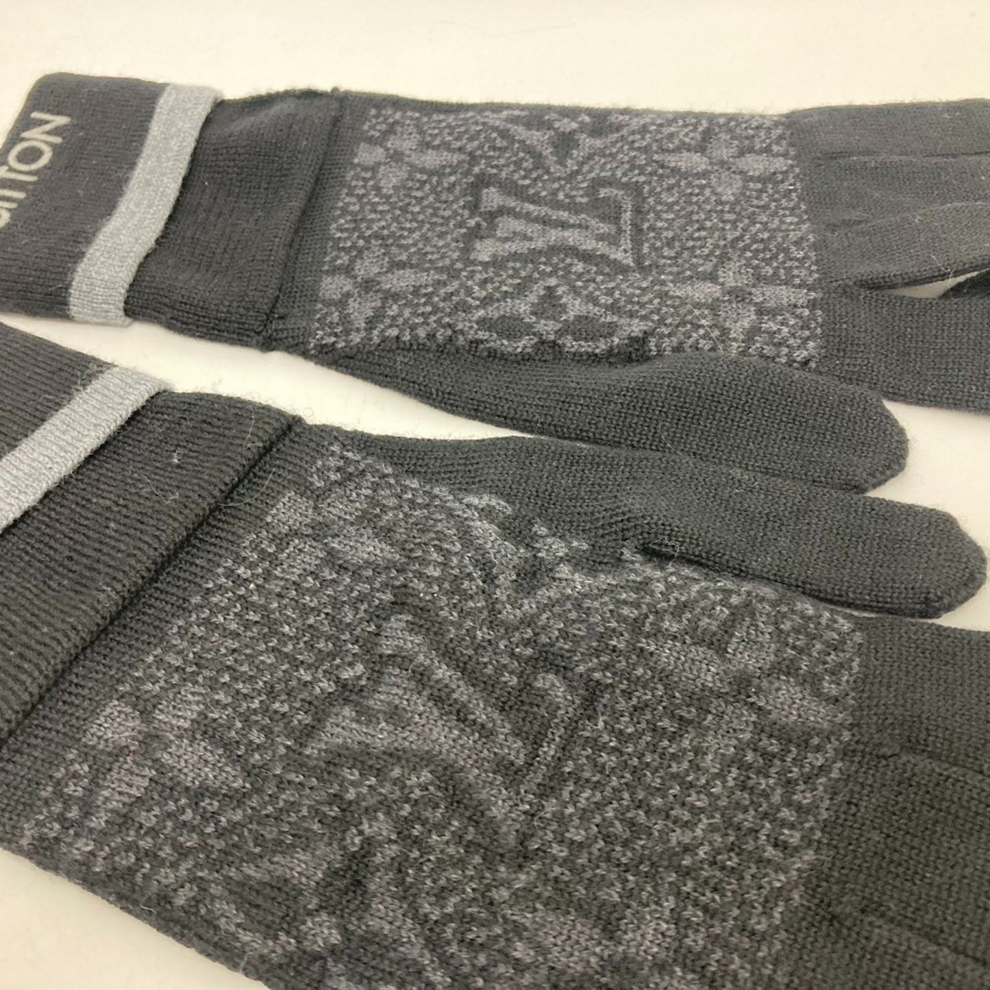Louis Vuitton M73470 Gong Mai Monogram Eclipse Wool Gloves