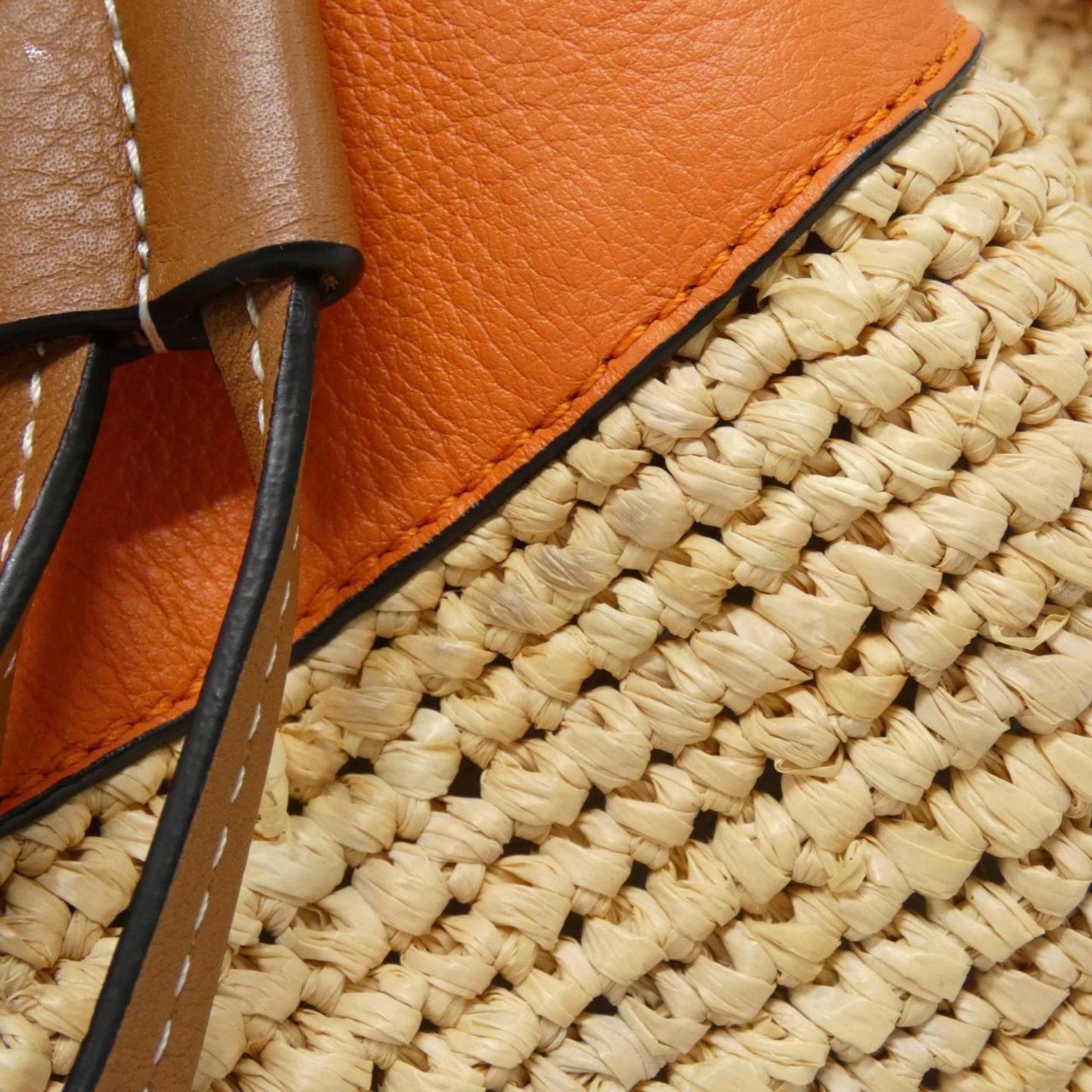 Loewe Paula'S Hammock Drawstring Medium 330 33 V06 Shoulder Bag