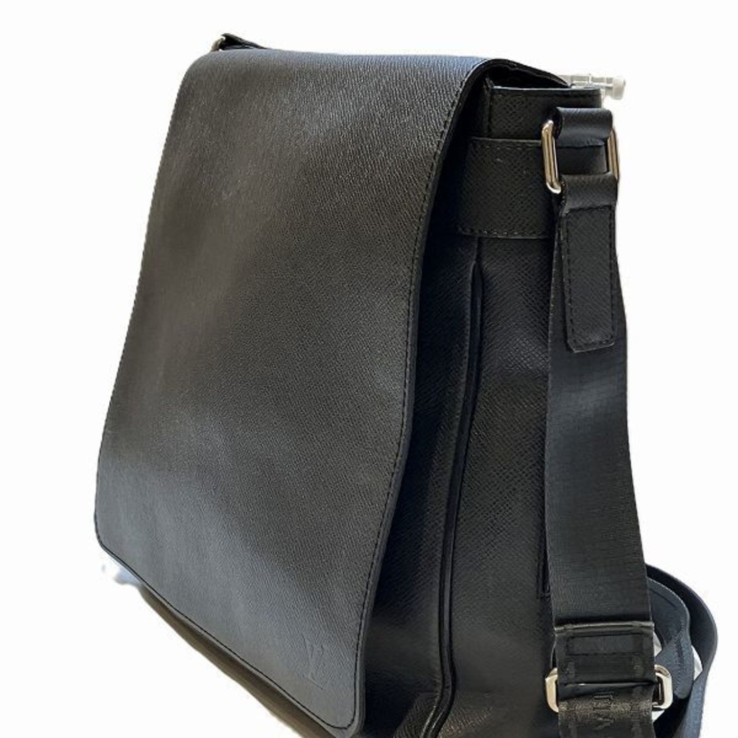Louis Vuitton Taiga Milo M32632