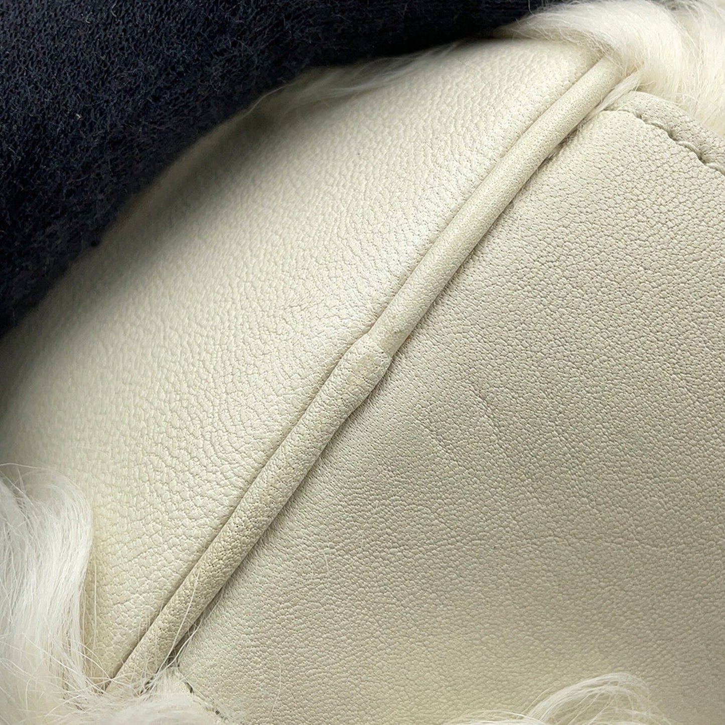 Miu Miu Miu Zipped Sheepfur Handbag 5Bb092 Miumiu 2-Way White