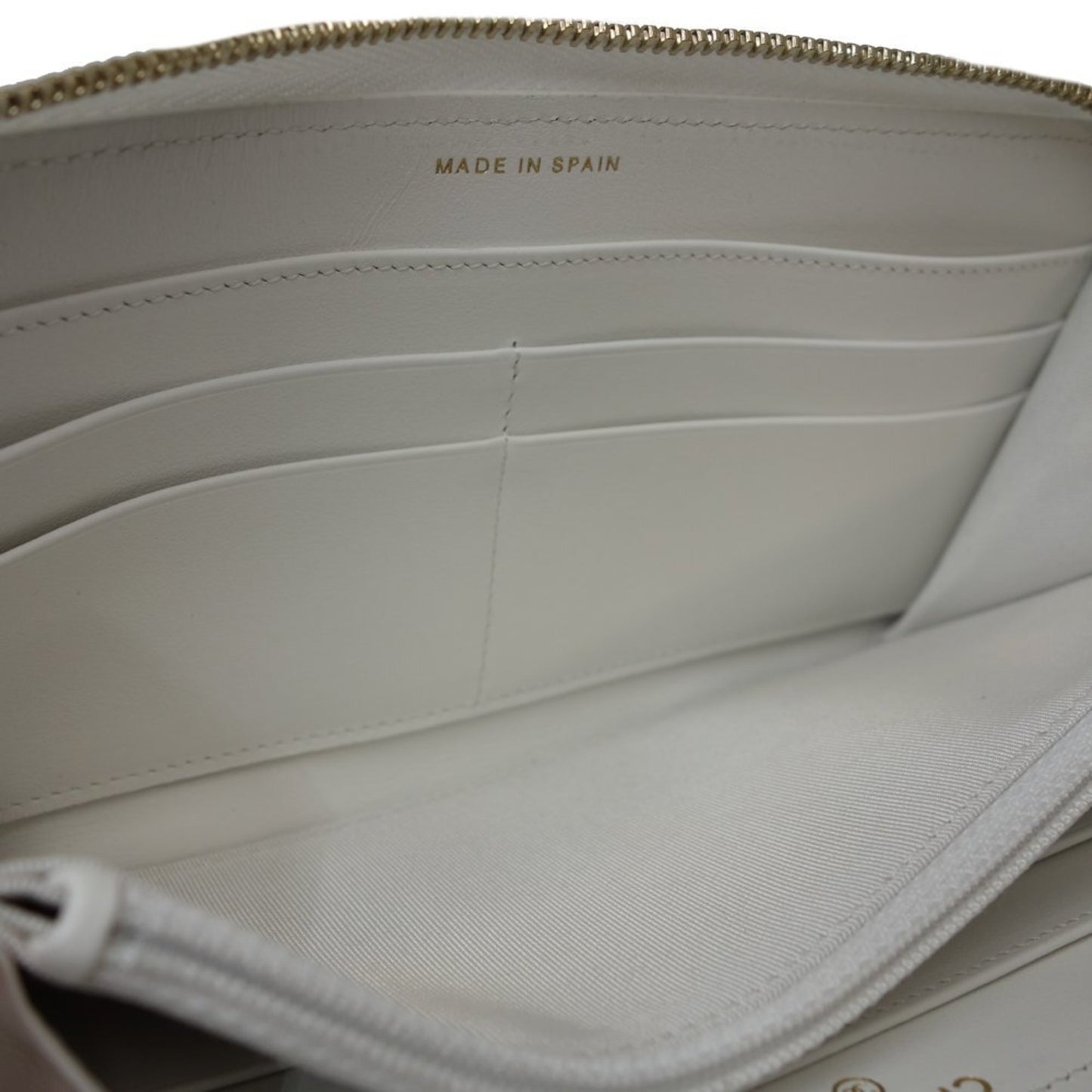 Chanel 19 Round Zipper Matelasse Cc Mark Ap1063 Long Wallet Leather White 083407