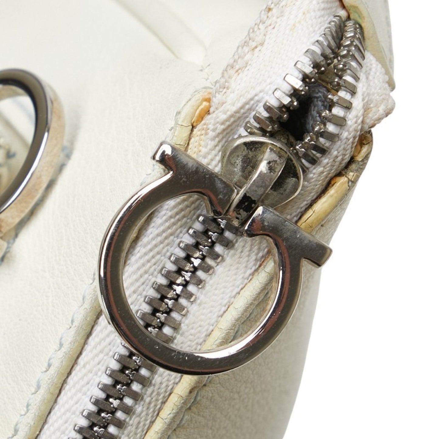 Salvatore Ferragamo Gancini Bag Pochette Au-21 4315 White Leather