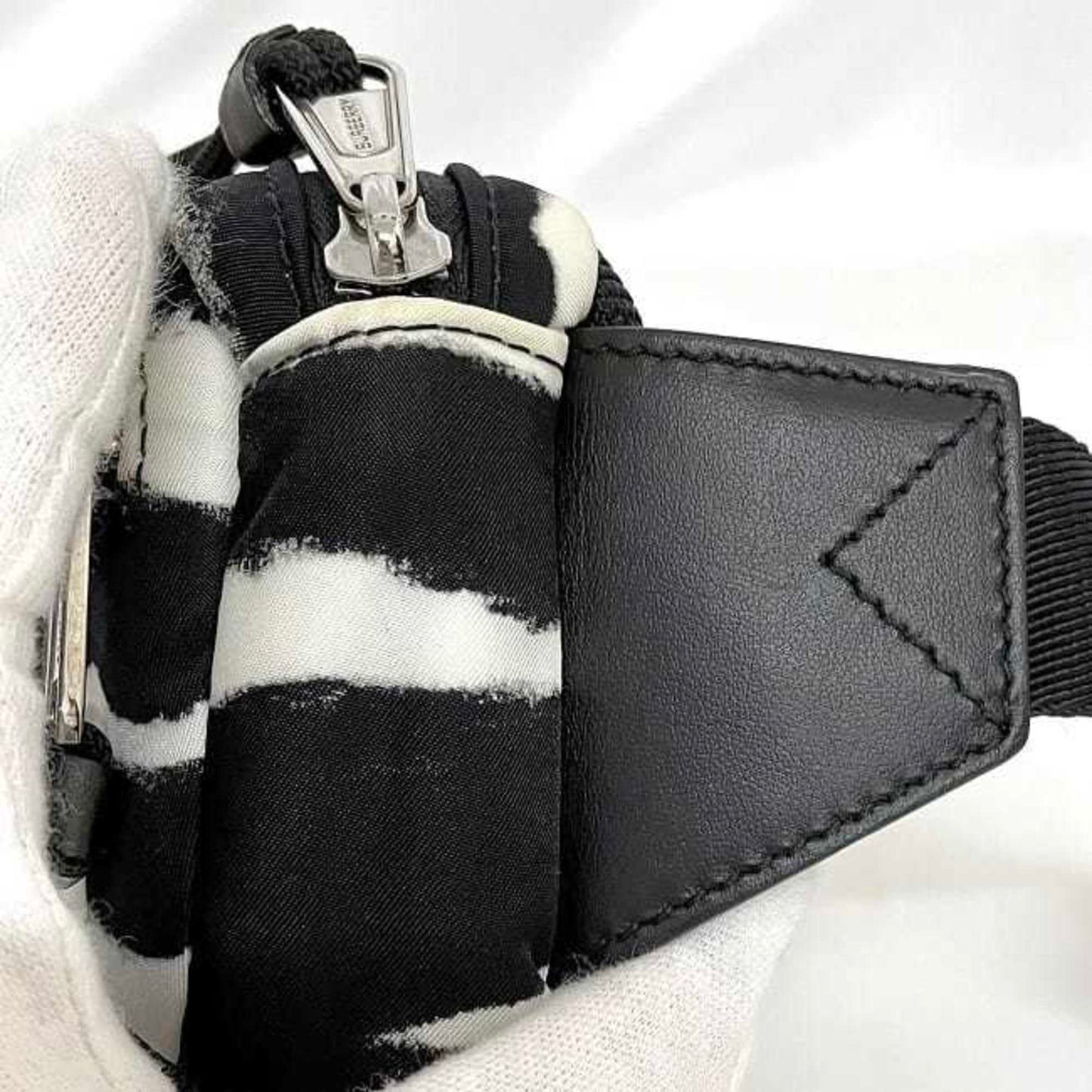 Burberry Body Bag Ec-22942 White Black 8028956 Nylon Leather Burberry Crossbody Belt Waist Pouch