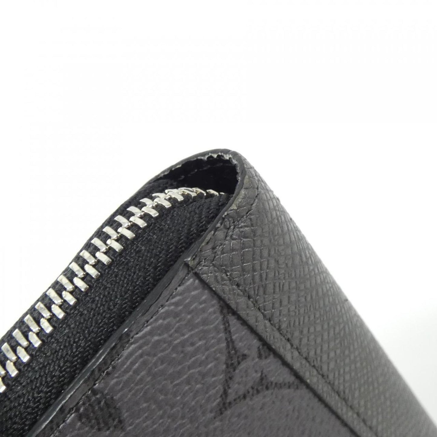 Louis Vuitton Taiga Llama Zippy Wallet Vertical M30841