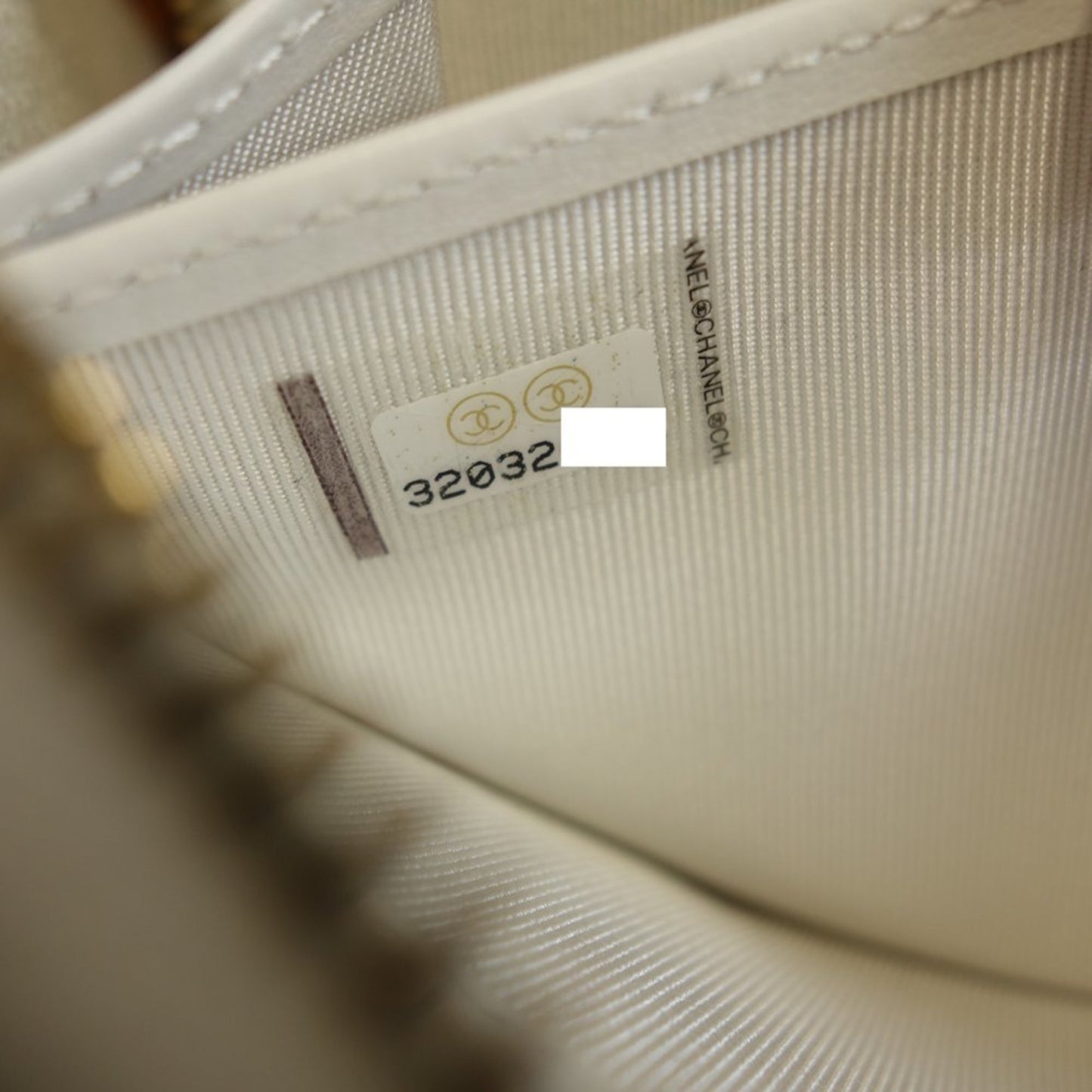 Chanel 19 Round Zipper Matelasse Cc Mark Ap1063 Long Wallet Leather White 083407
