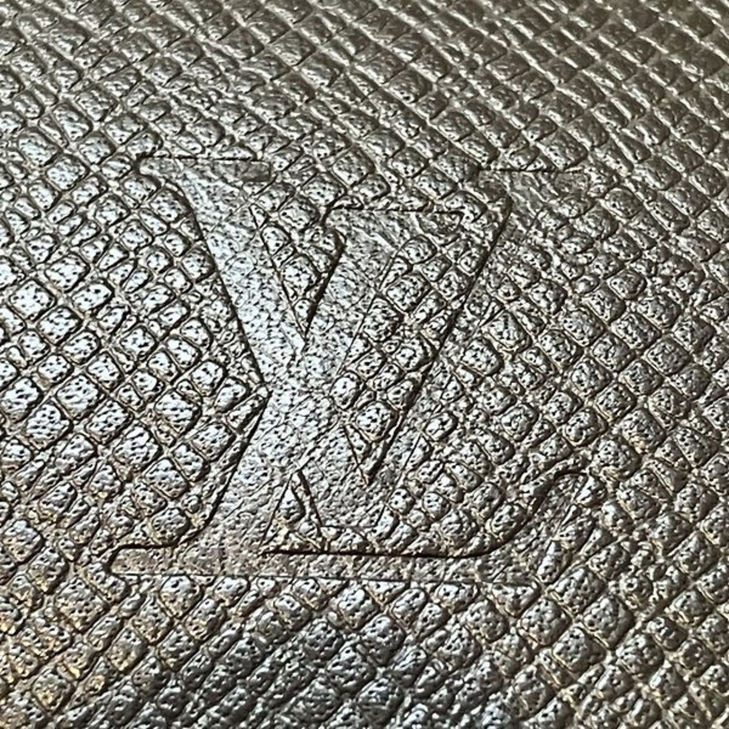 Louis Vuitton Taiga Milo M32632