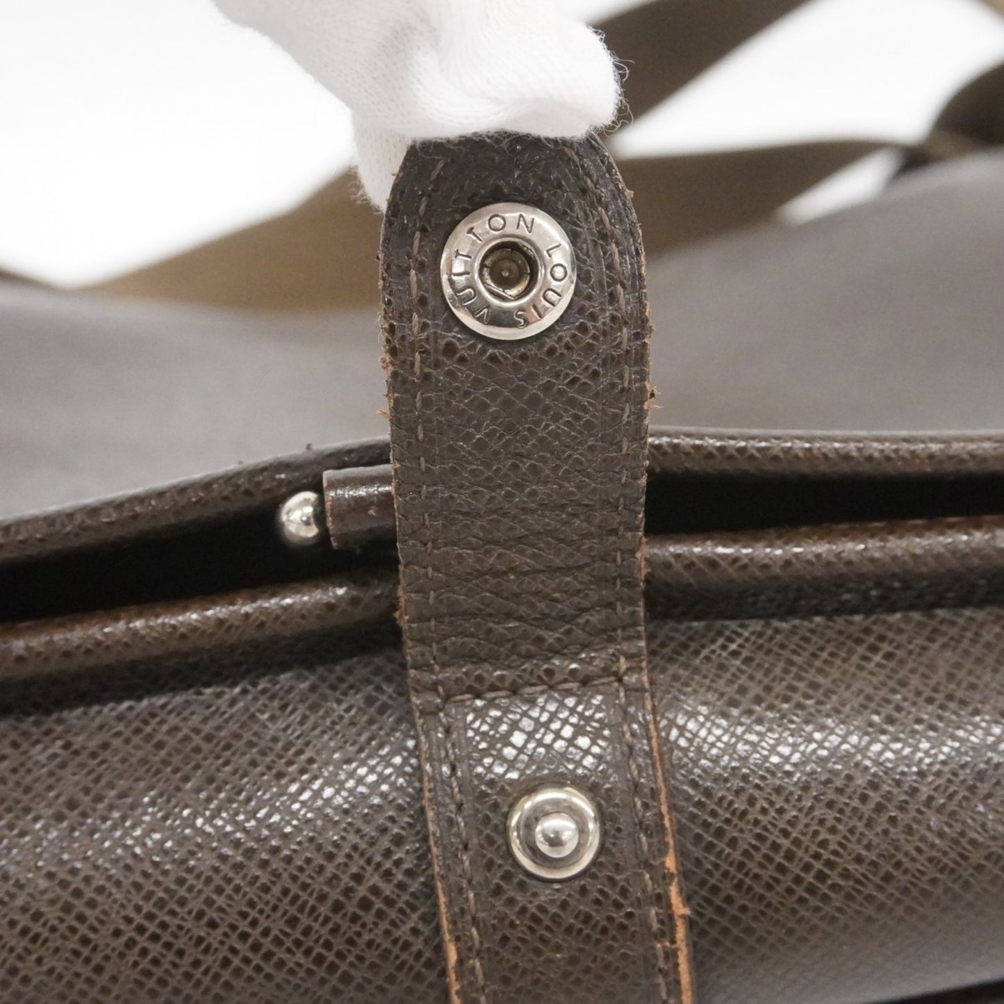 Louis Vuitton Taiga Andrei Shoulder Bag M32488 Grizzly