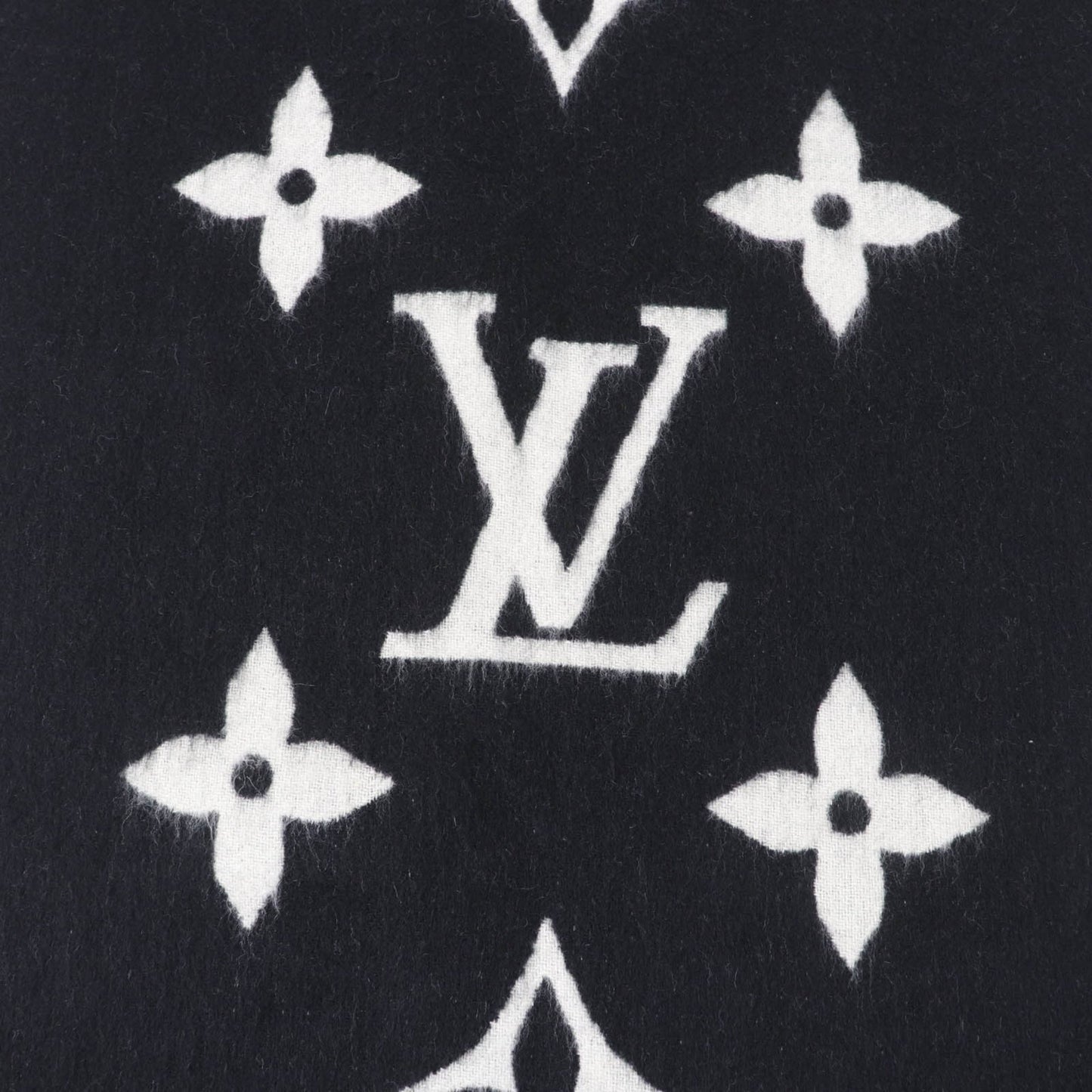 Louis Vuitton M74353 Cold Scarf