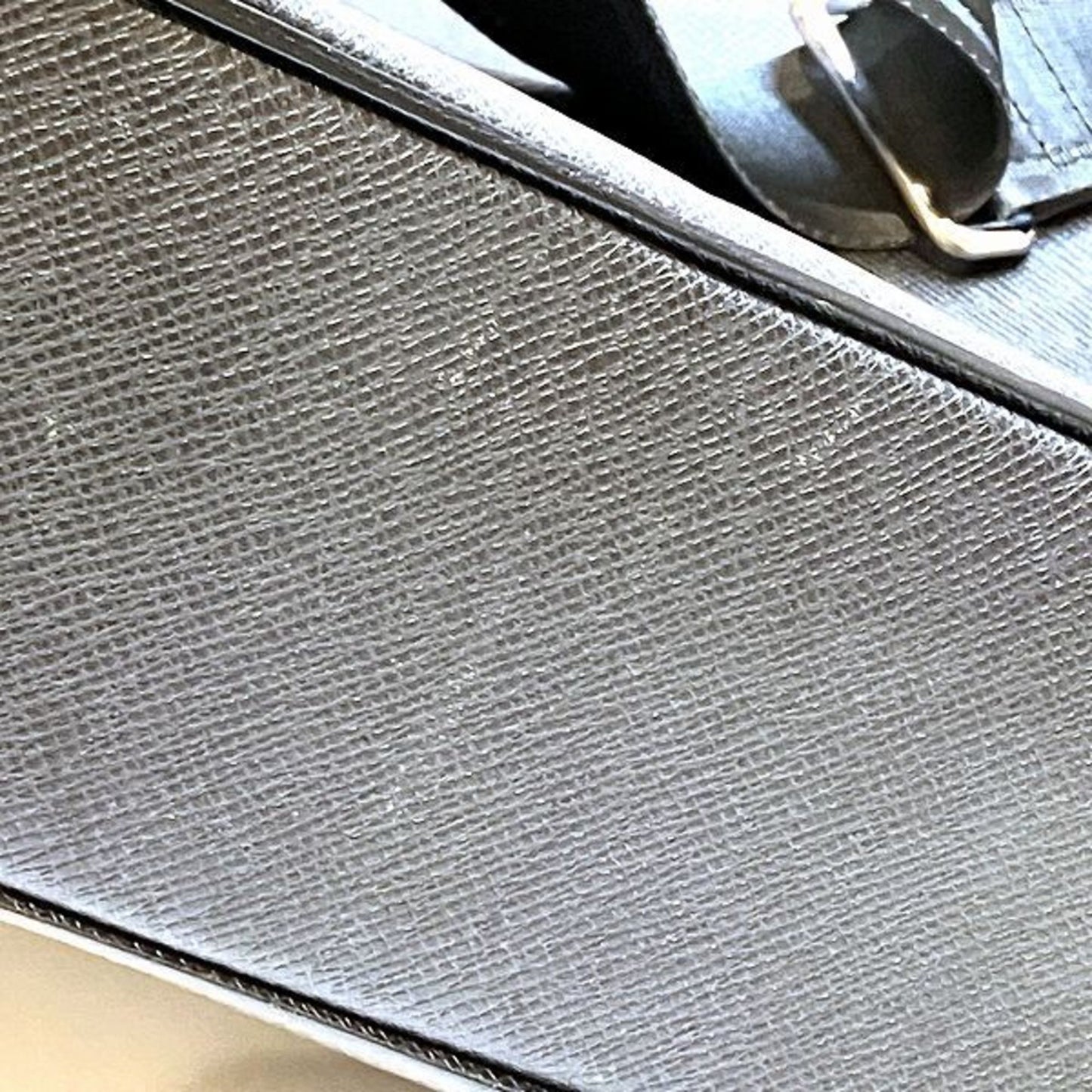 Louis Vuitton Taiga Milo M32632