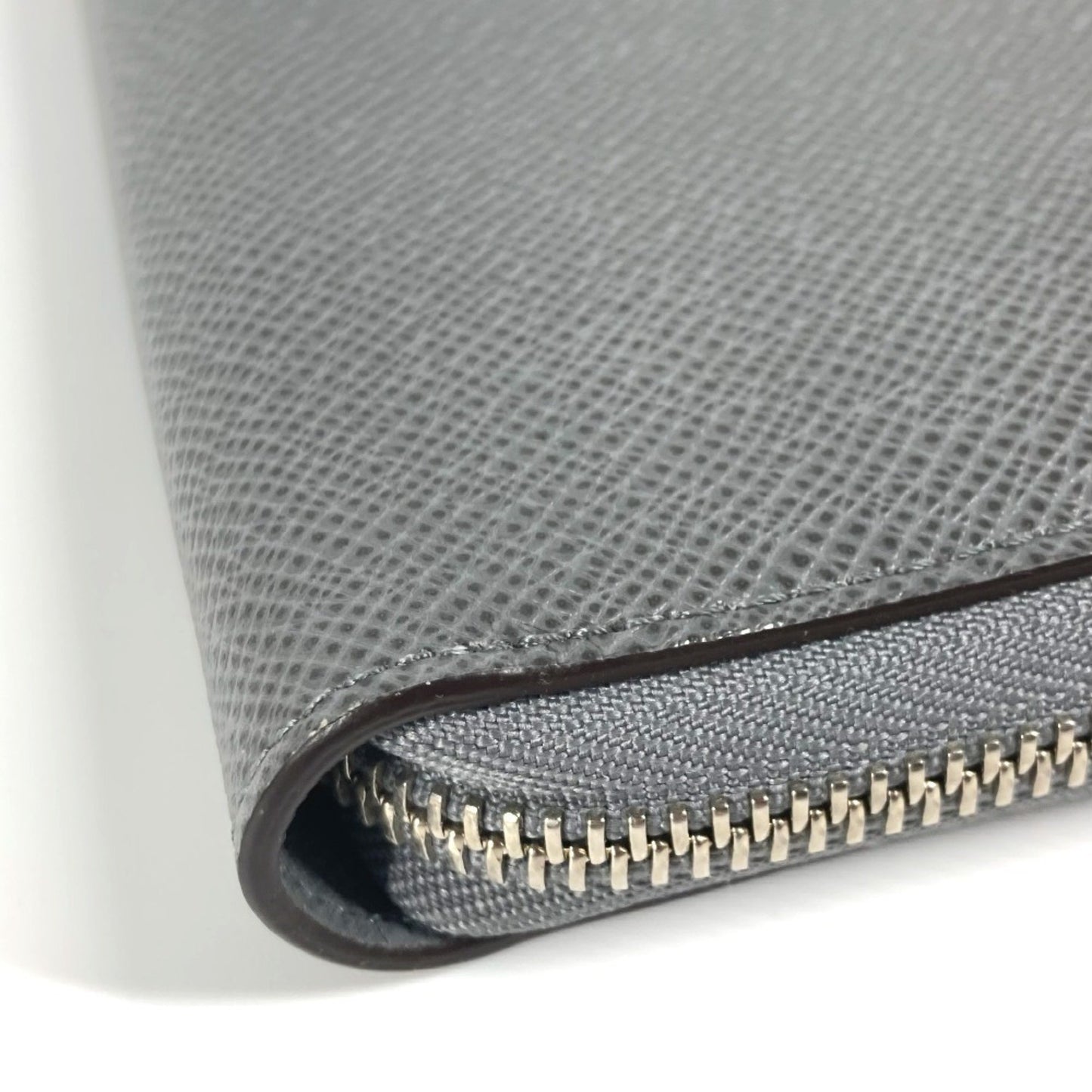 Louis Vuitton M30517 Taiga Zippy Organizer Long Wallet Round Zipper Leather