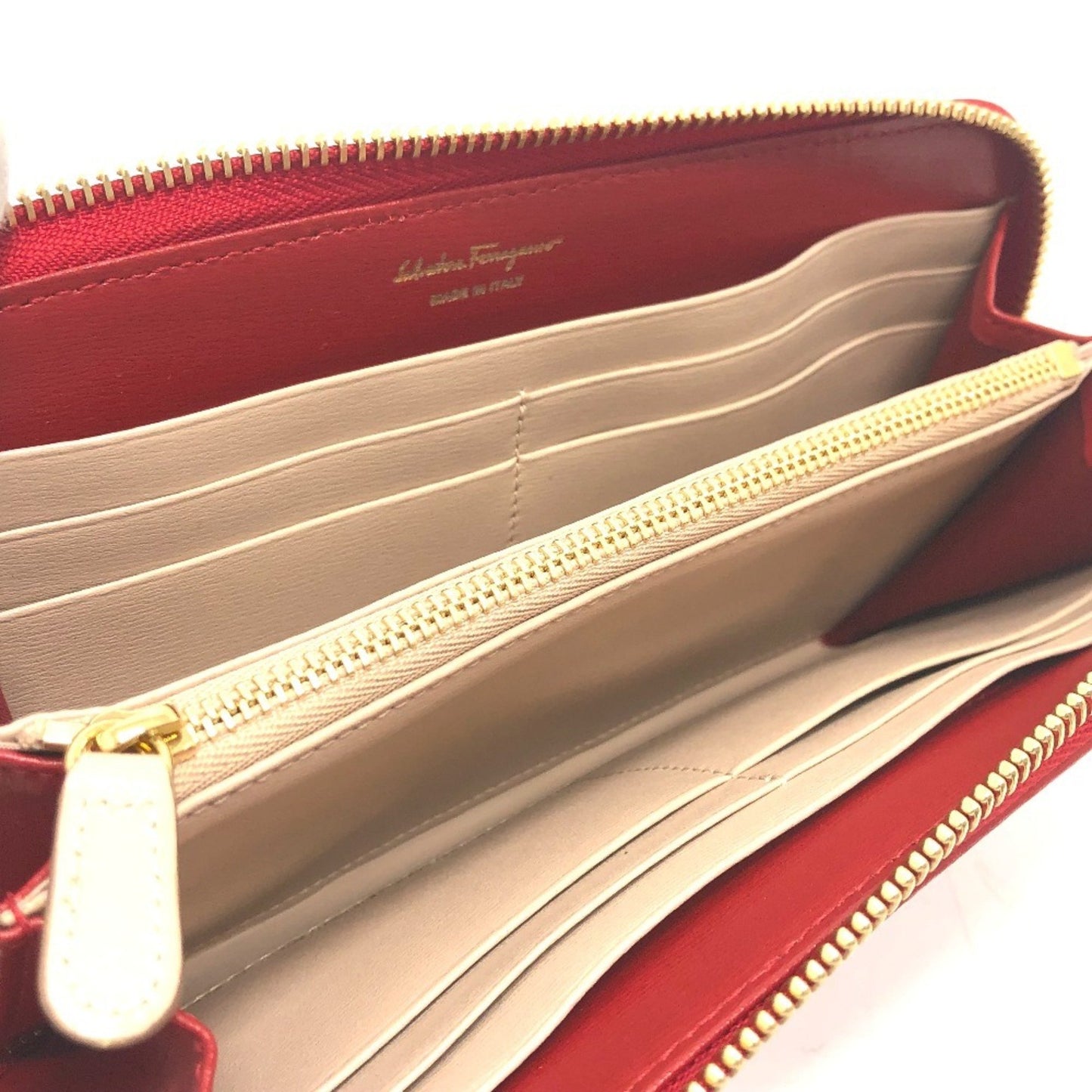 Salvatore Ferragamo Gancini Round Zip Wallet