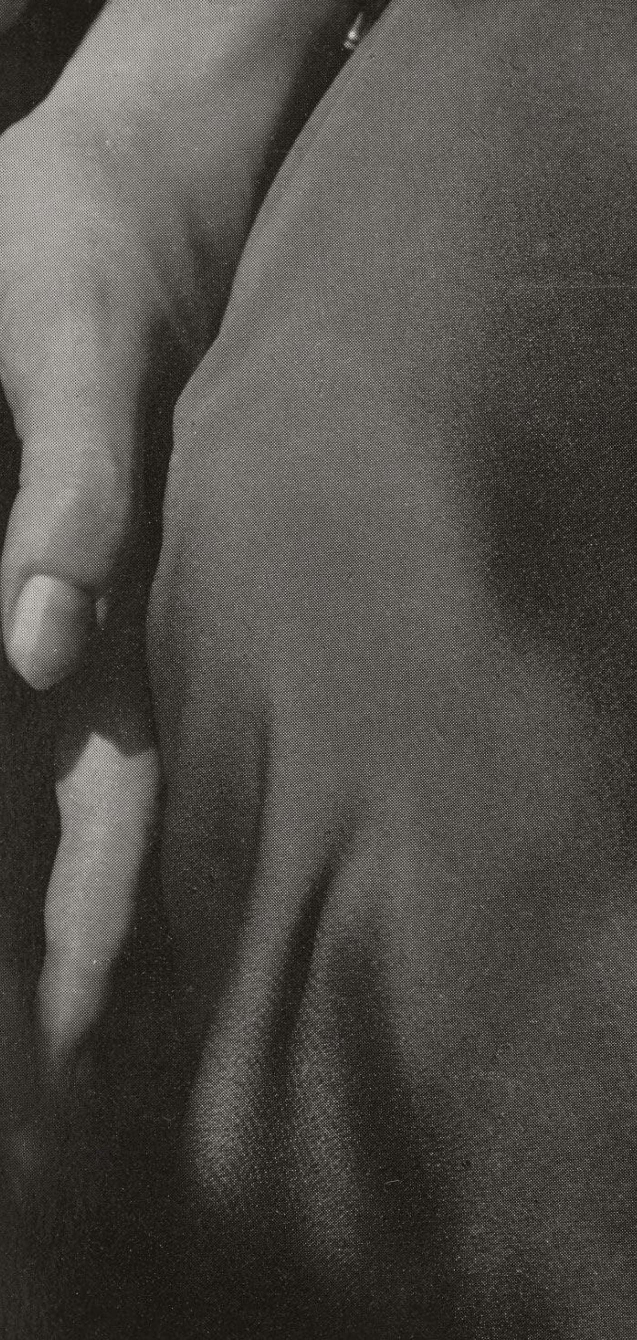 Alfred Stieglitz, Hands, Dorothy Norman, Alfred Stieglitz Memorial Portfolio 1864-1946, Halftone