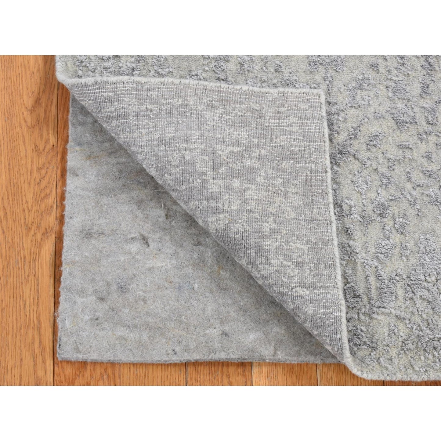 2'5"X6' Gray Broken Cypress Tree Silken Jacquard Hand Loomed Runner Rug