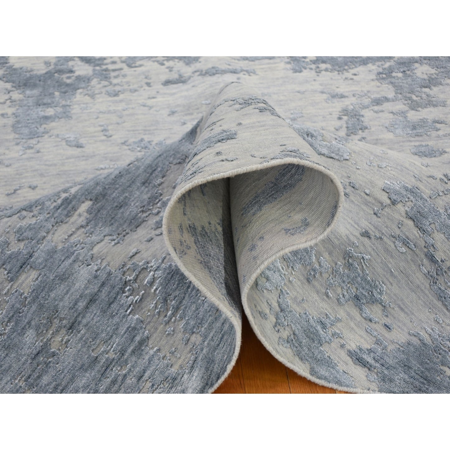 7'10"X7'10" Round Abstract Wool & Silk Denser Weave Hand Knotted Rug