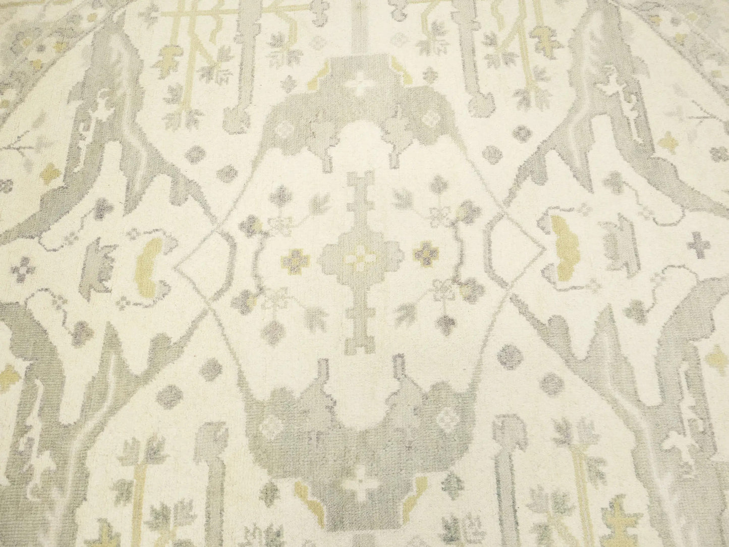 Hand-Knotted Oushak Oriental Round Rug Floral