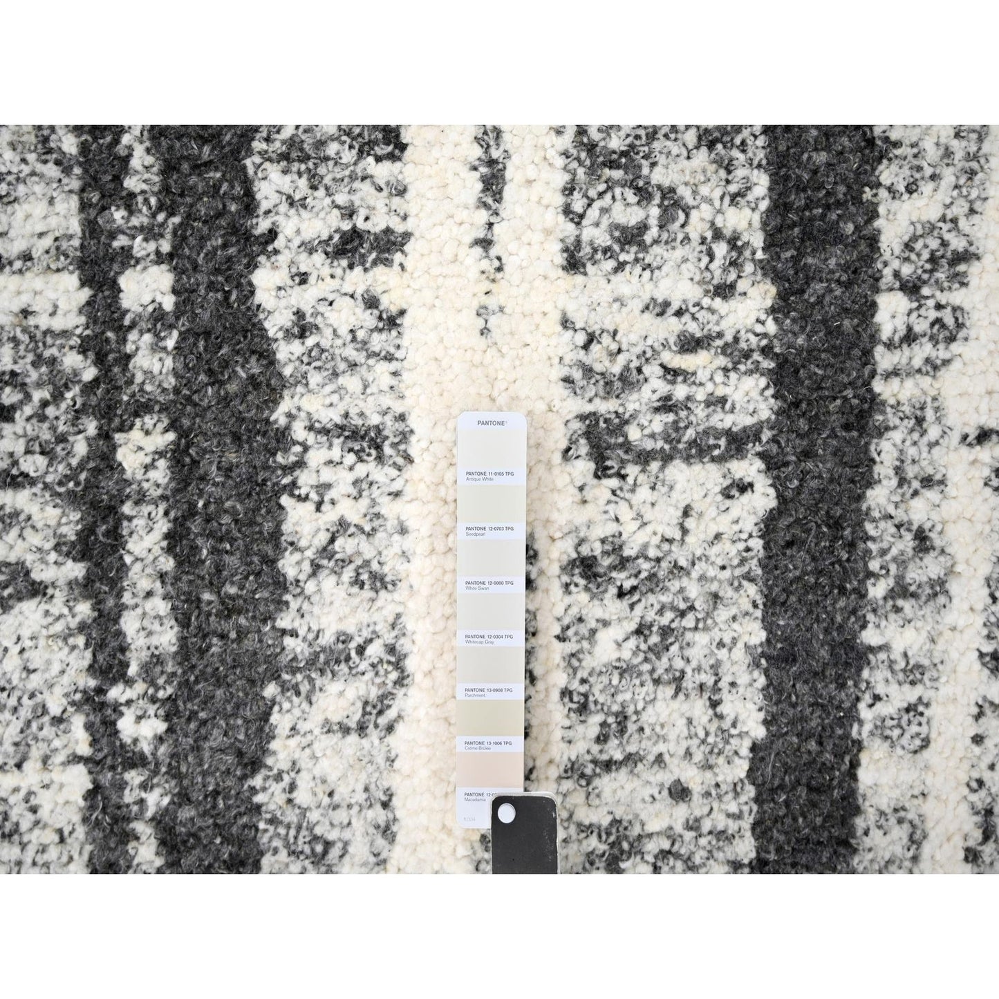 10'X13'8" Ivory And Black Wool Modern Design Hand Knotted Oriental Rug