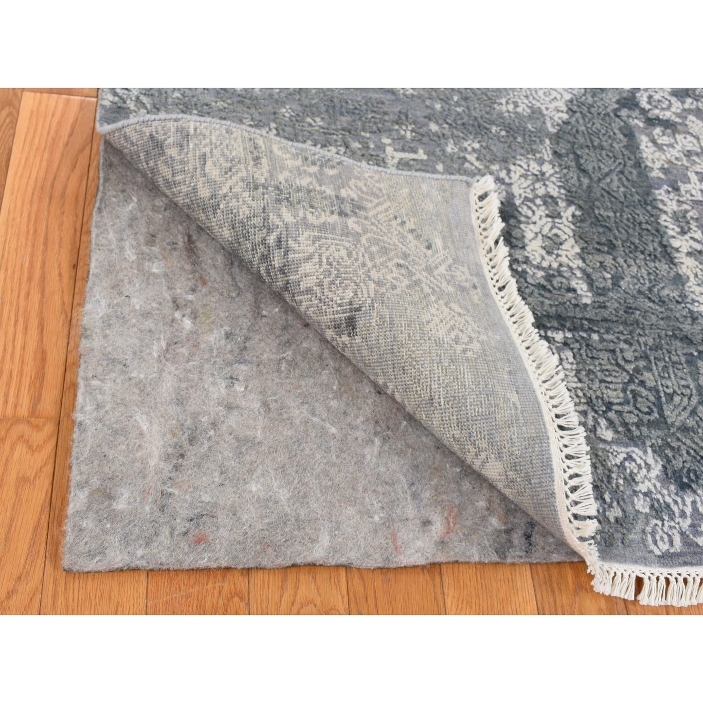7'10"X10' Cloud Gray Wool And Pure Silk Jewellery Design Hand Knotted Rug