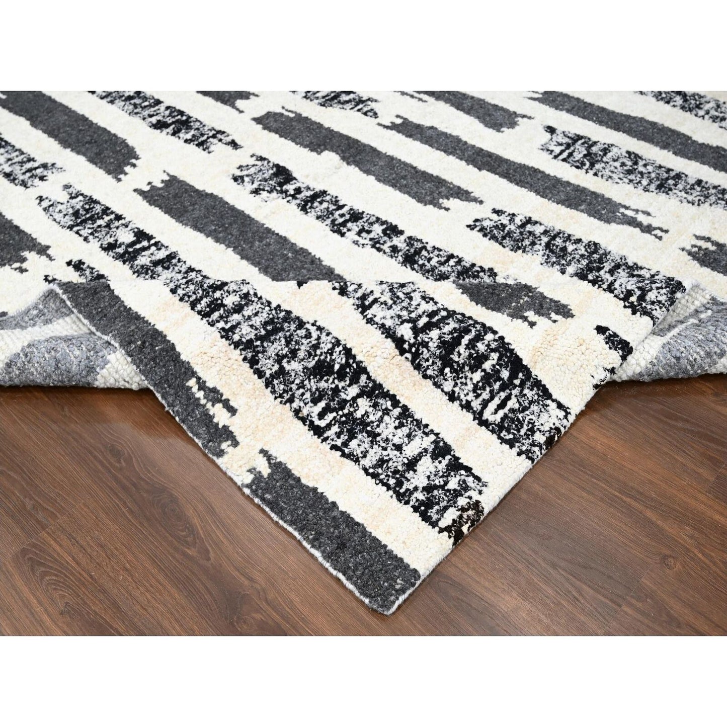 10'2"X13'7" Ivory & Black Wool Modern Design Hand Knotted Oriental Rug