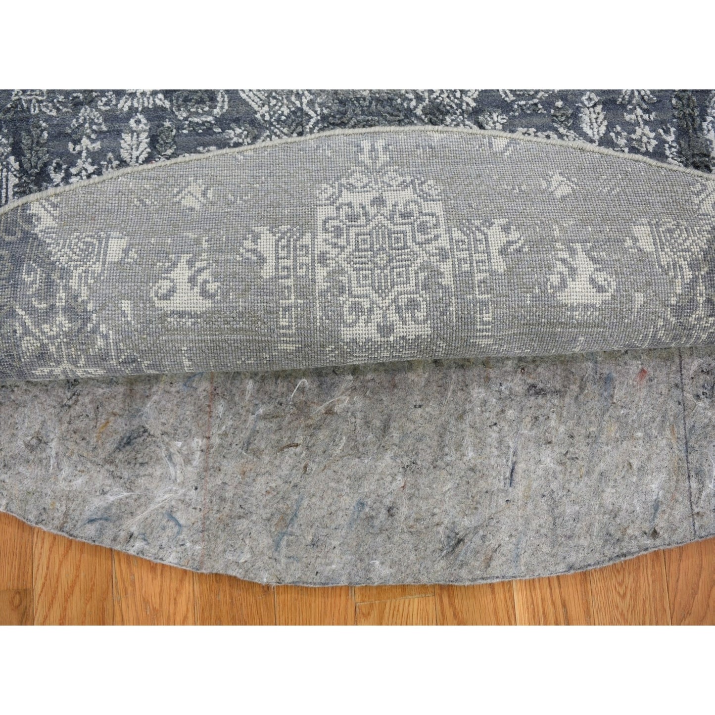 6'1"X6'1" Gray Wool And Pure Silk Jewellery Design Hand Knotted Round Rug