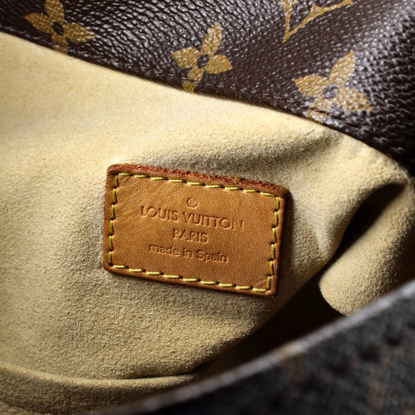 Louis Vuitton Artsy Handbag Monogram Canvas Gm