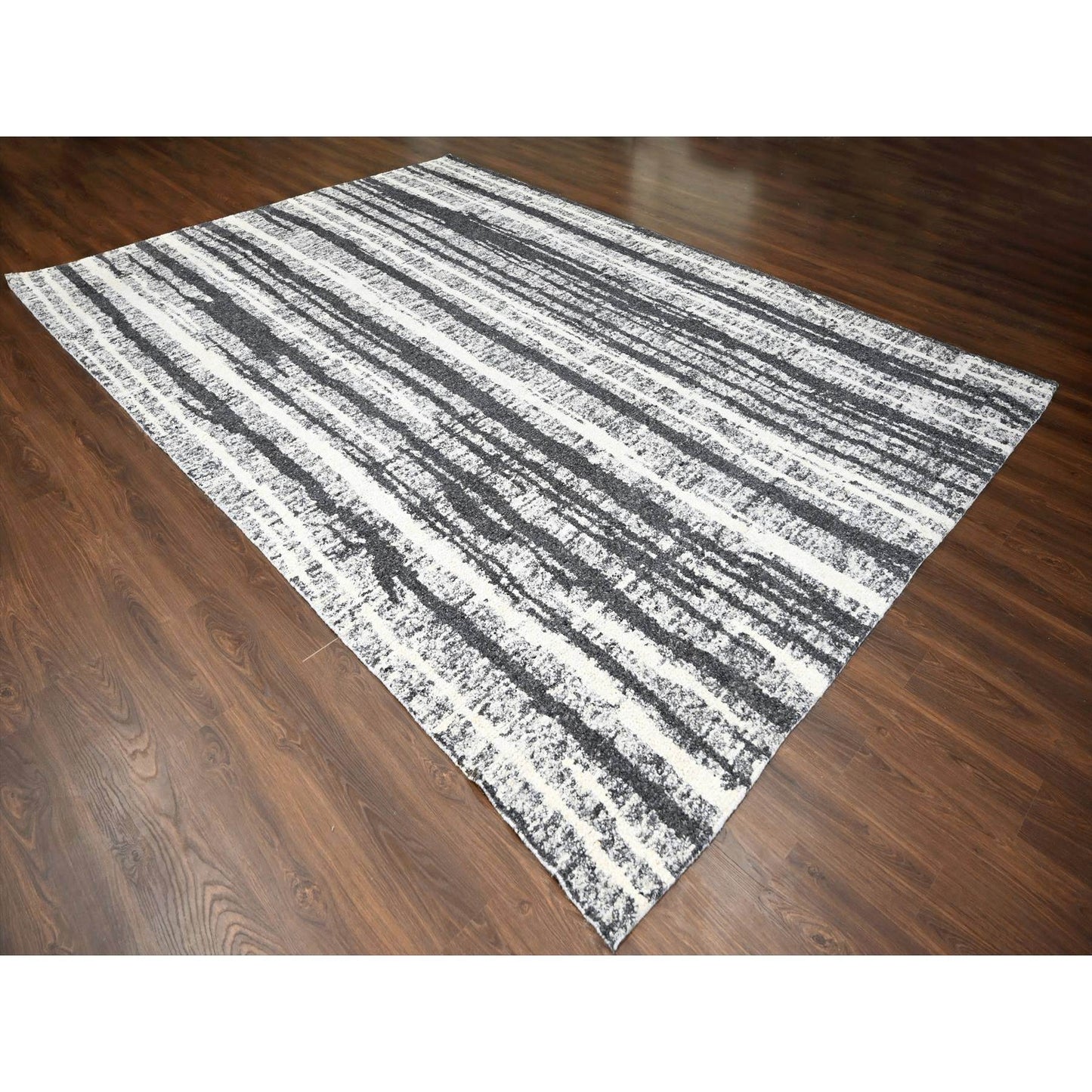 10'X13'8" Ivory And Black Wool Modern Design Hand Knotted Oriental Rug