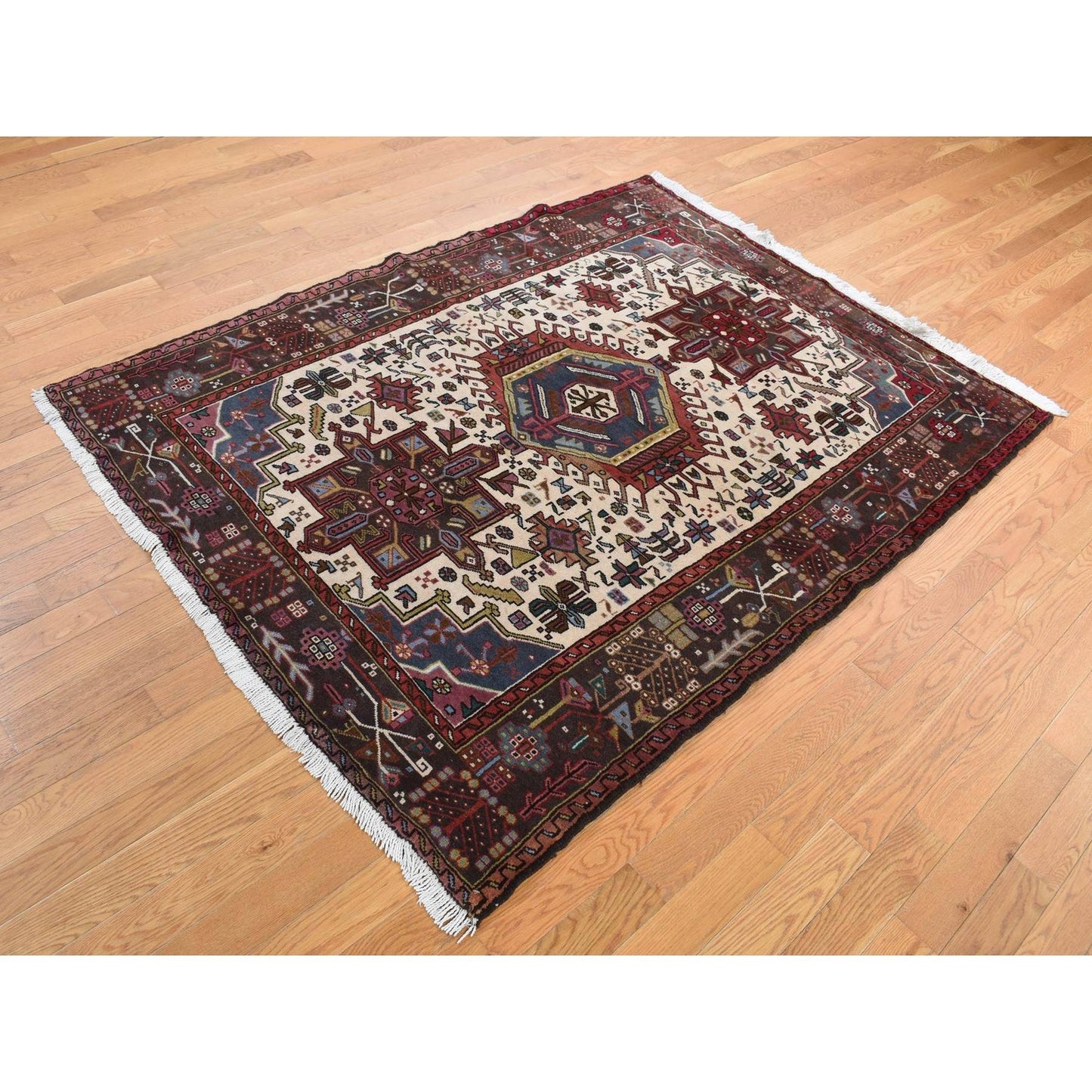 5'1"X6'7" Ivory Zoroastrian Karjihooz Hand Knotted Pure Wool Rug