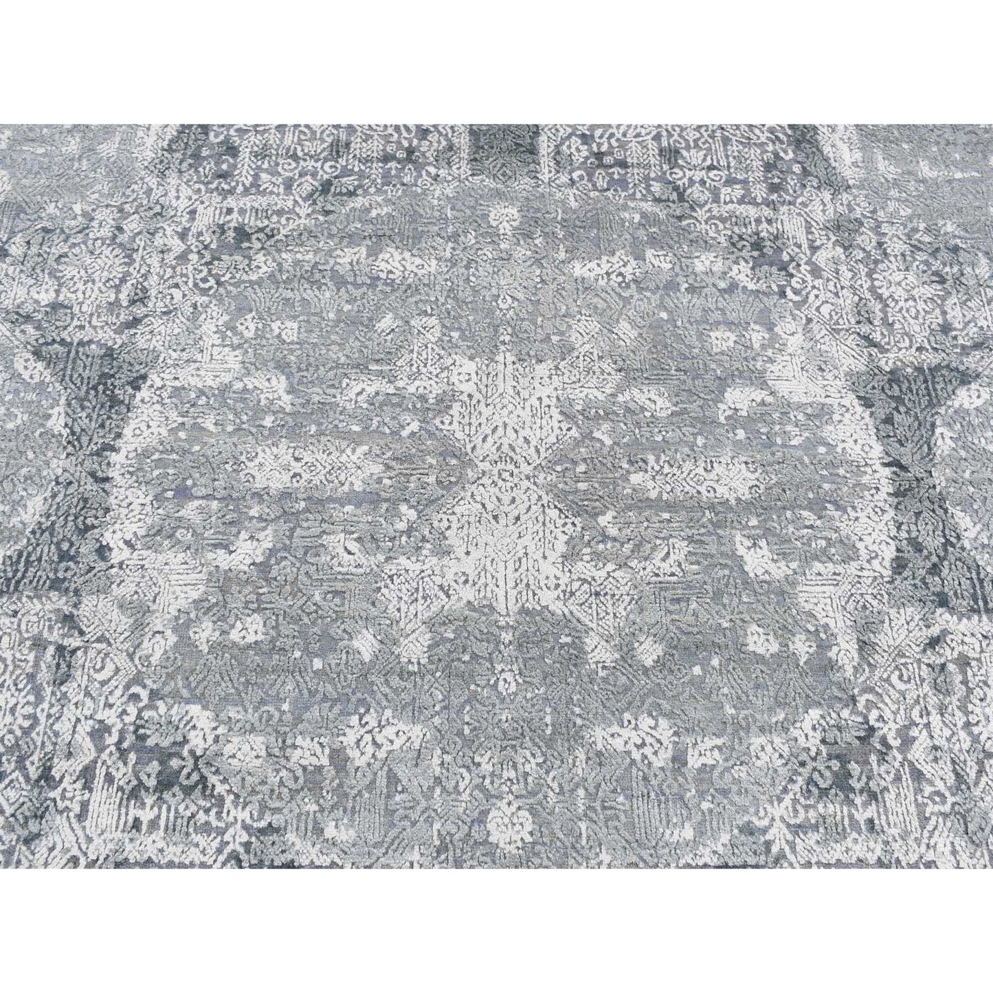7'10"X10' Cloud Gray Wool And Pure Silk Jewellery Design Hand Knotted Rug