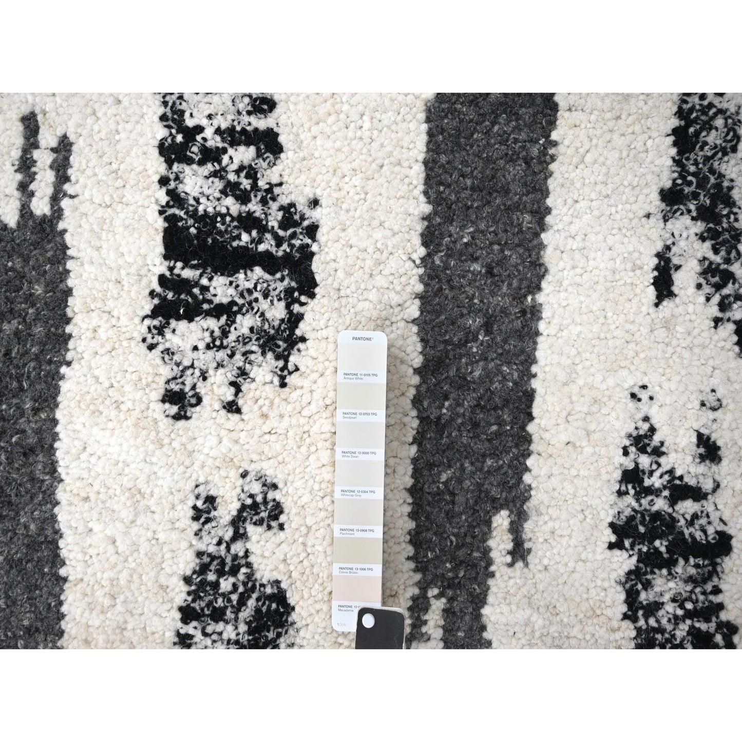 10'2"X13'7" Ivory & Black Wool Modern Design Hand Knotted Oriental Rug