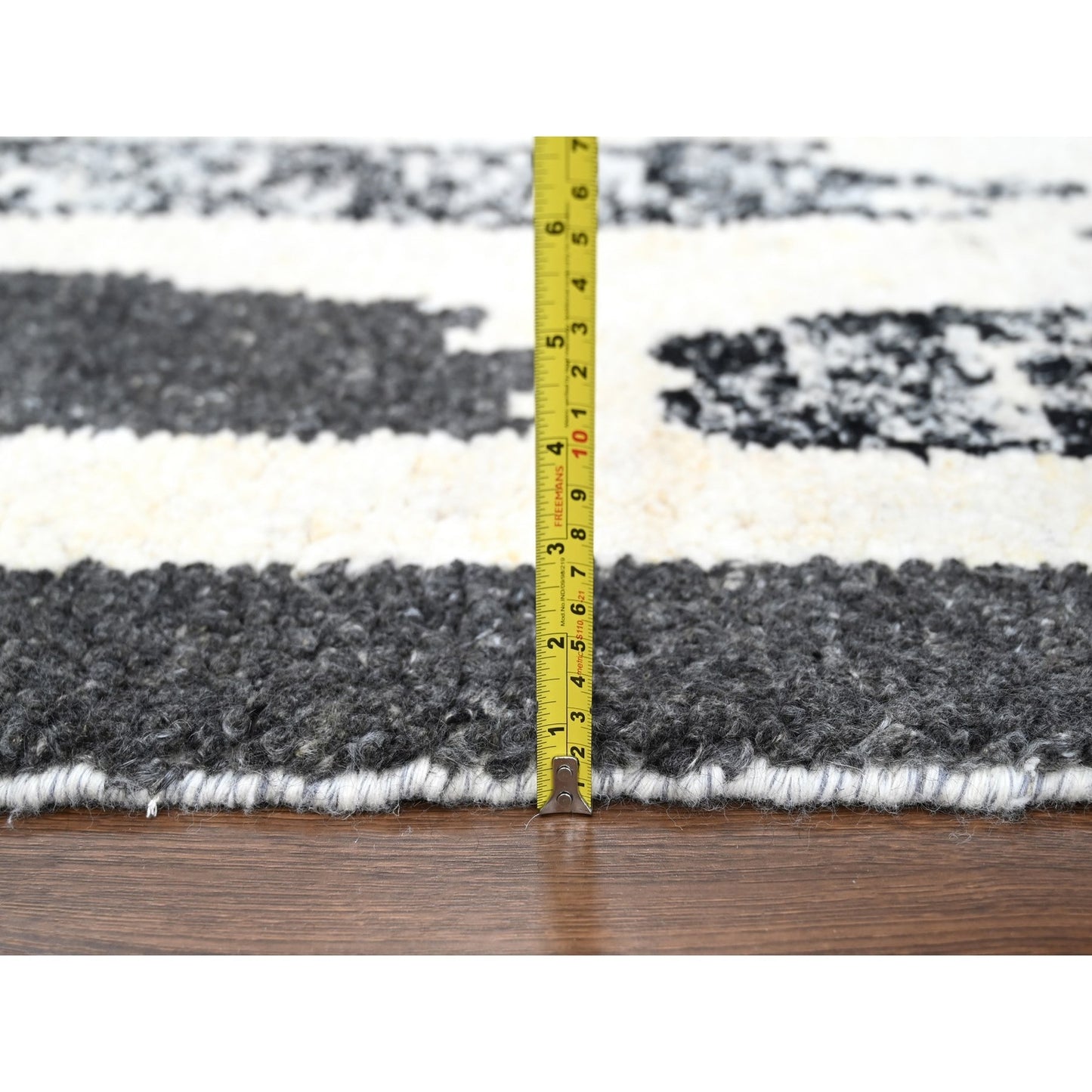 10'2"X13'7" Ivory & Black Wool Modern Design Hand Knotted Oriental Rug