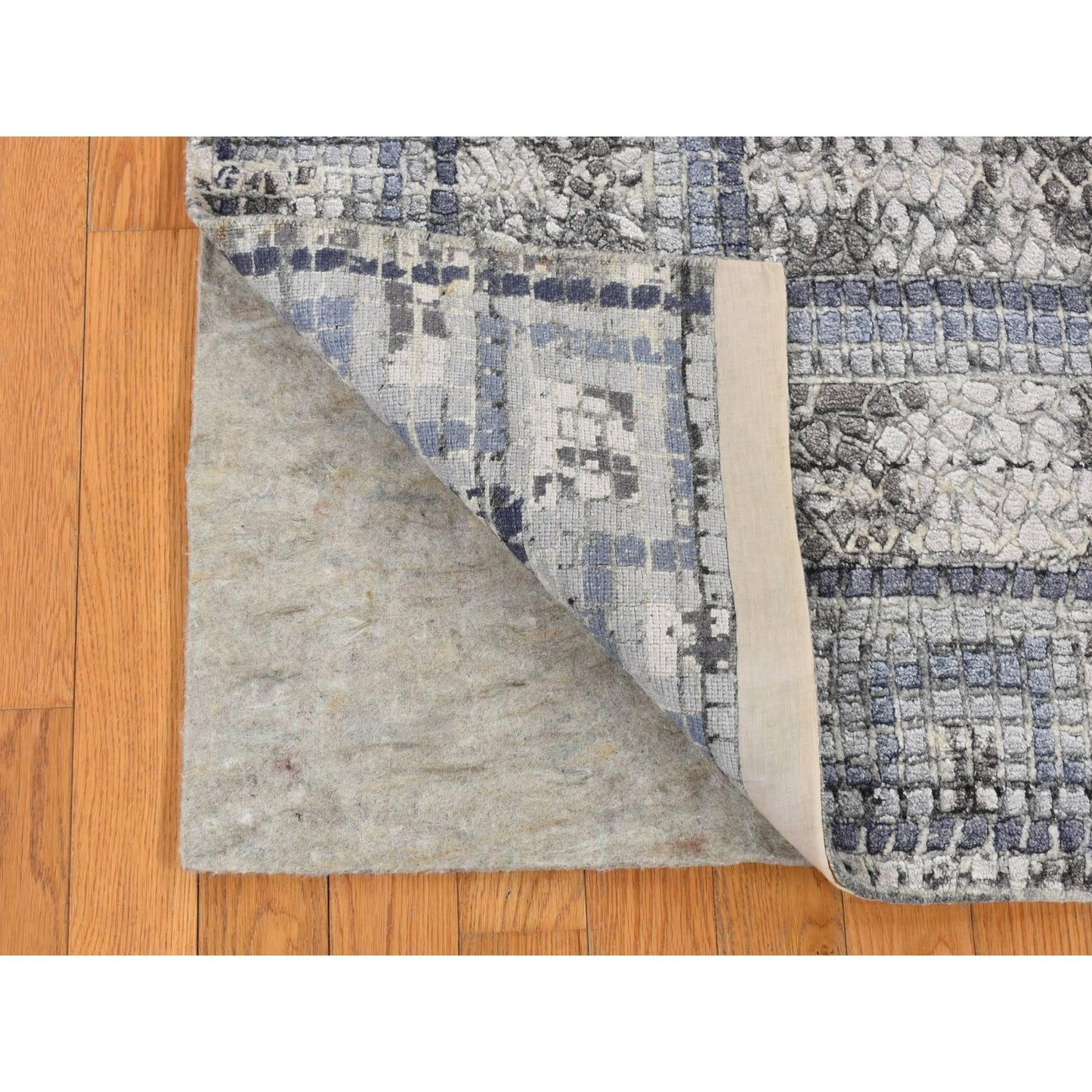 5'2"X6'10" Timberwolf Gray Silken Roman Mosaic Design Hand Knotted Rug