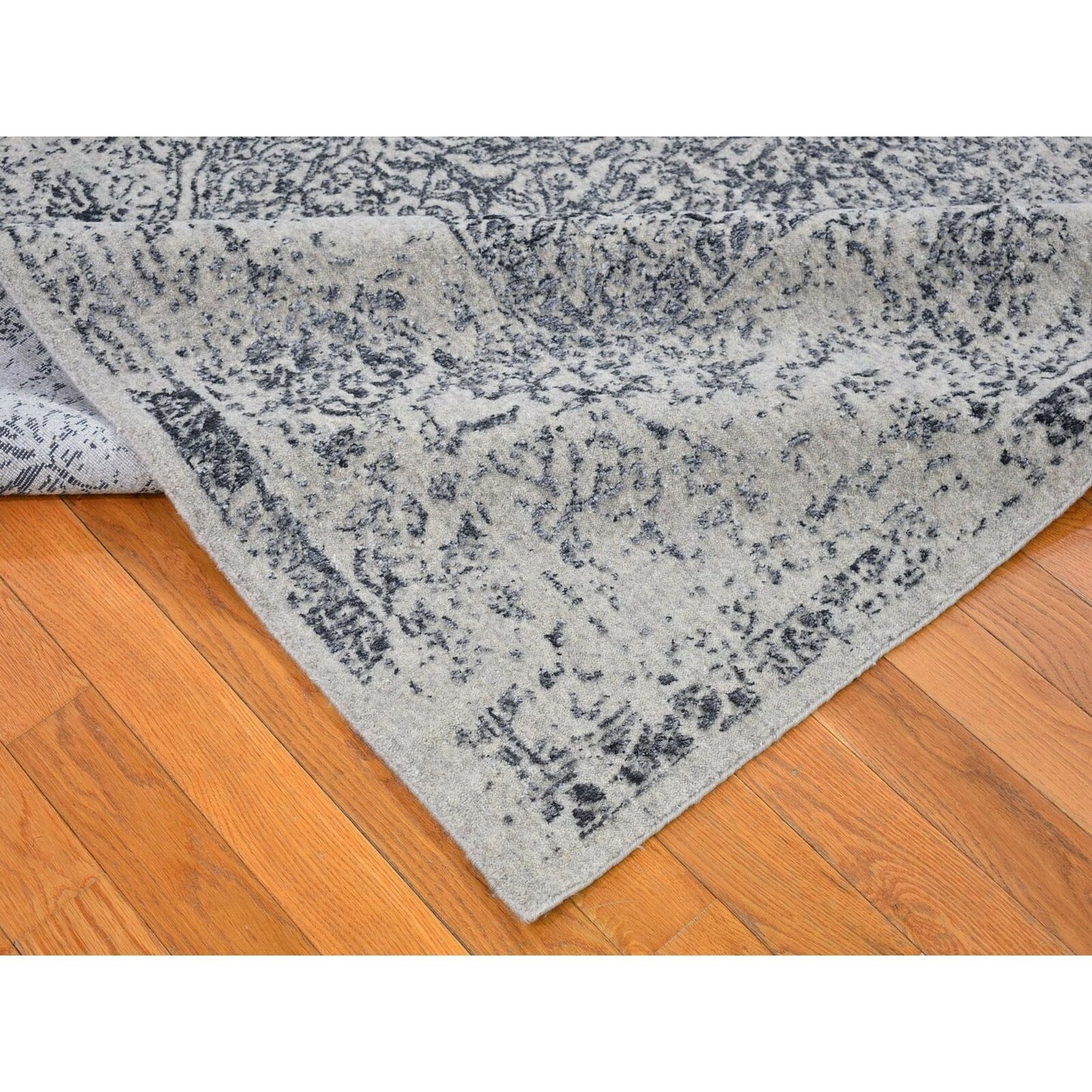 7'10"X9'9" Gray Fine Jacquard Hand Loomed Erased Design Wool And Silk Rug