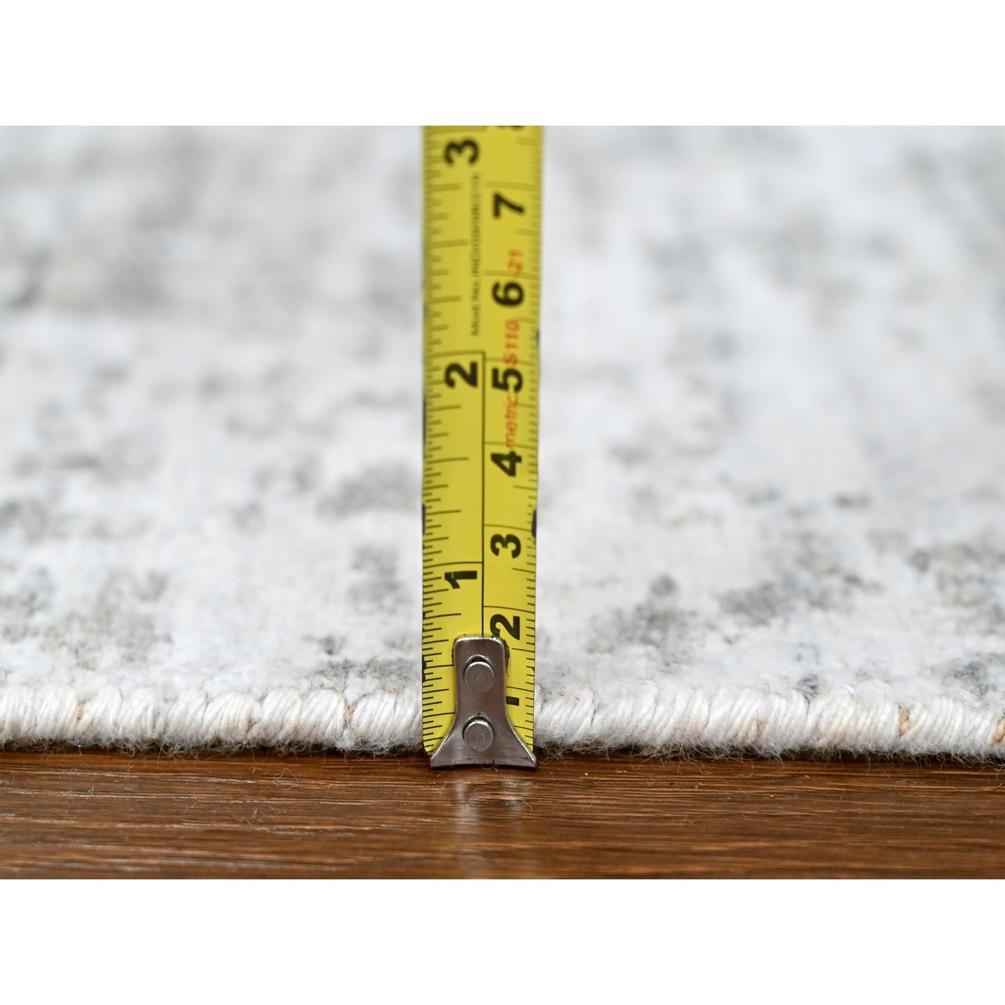 4'X6' White With Gray Modern Design Hand Loomed Wool And Bamboo Silk Rug