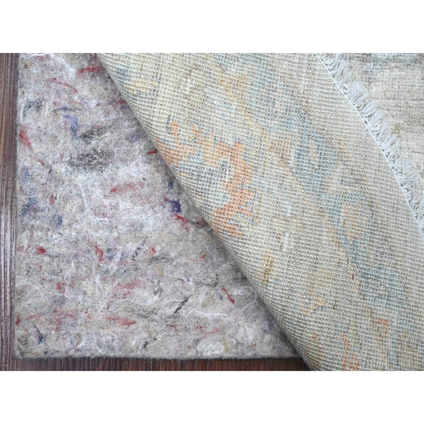 5'9"X5'9" Ivory Heris All Over Design Pure Wool Hand Knotted Round Rug