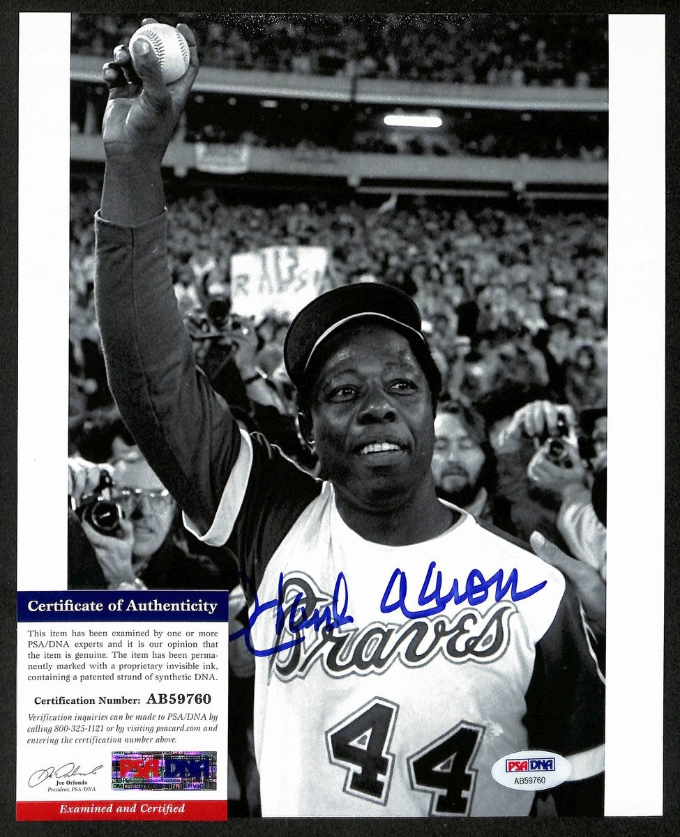 Hank Aaron Hof Signed/Auto 8X10 B/W Photo #715 Home Run Braves Psa/Dna 197217