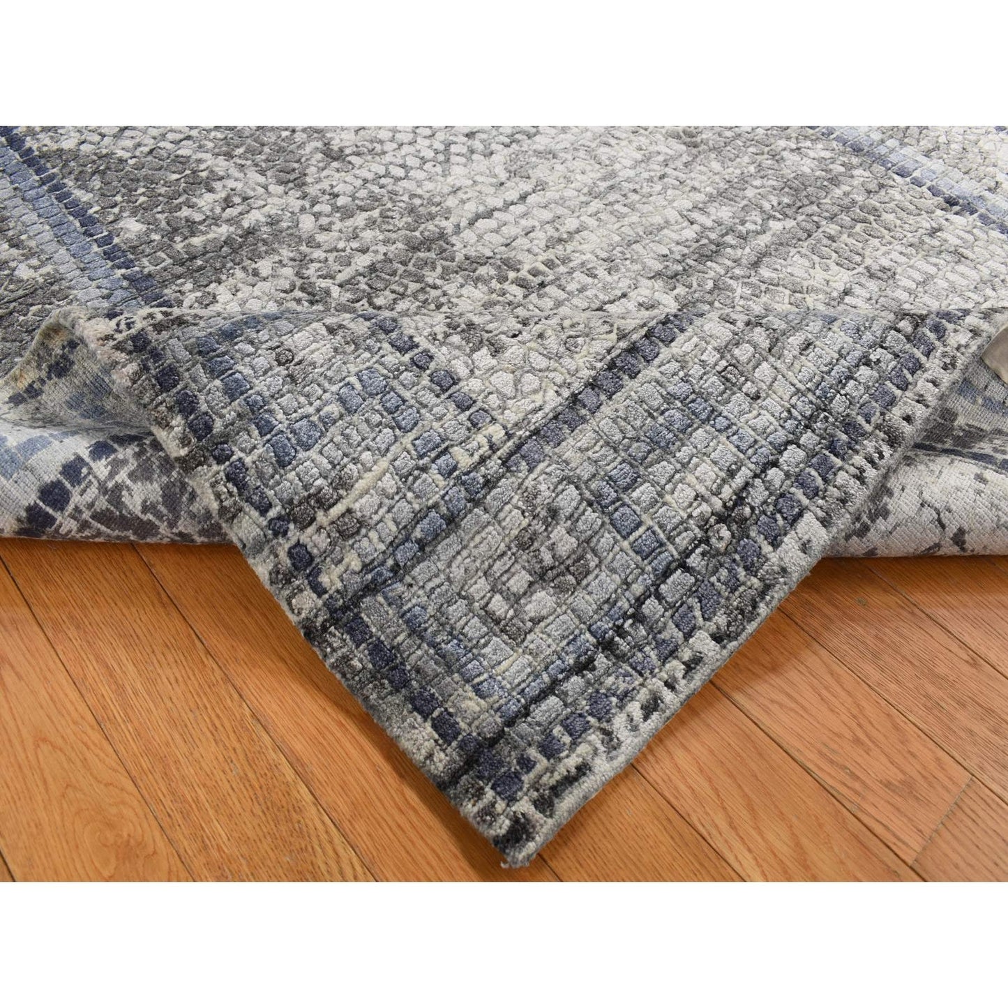5'2"X6'10" Timberwolf Gray Silken Roman Mosaic Design Hand Knotted Rug