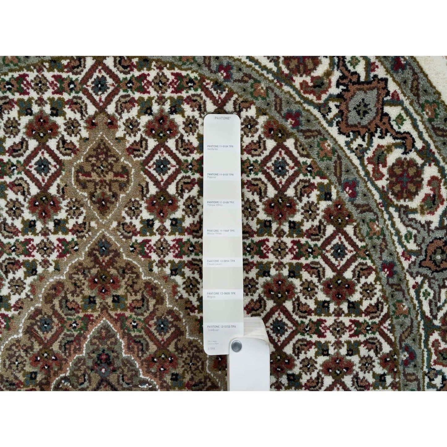 3'4"X3'4" White Mahi 175 Kpsi Wool Hand Knotted Round Rug