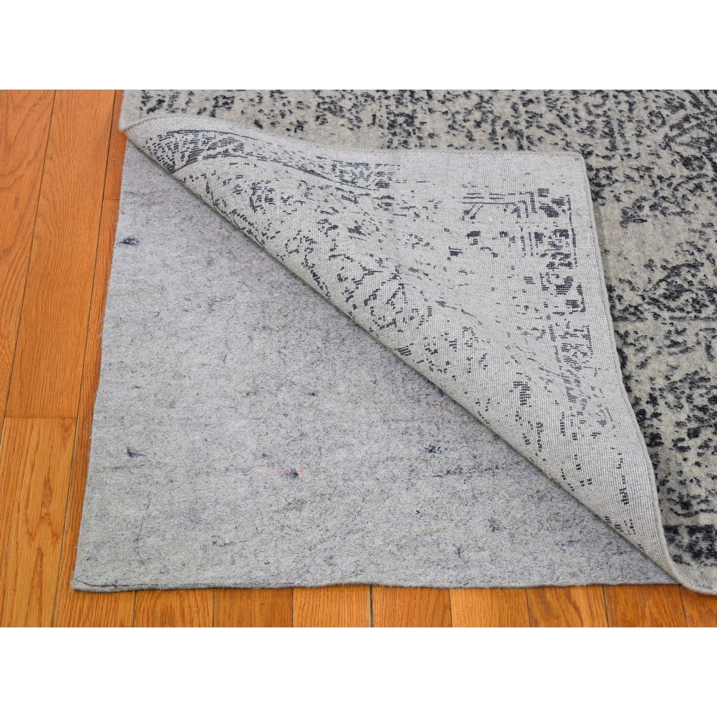 7'10"X9'9" Gray Fine Jacquard Hand Loomed Erased Design Wool And Silk Rug