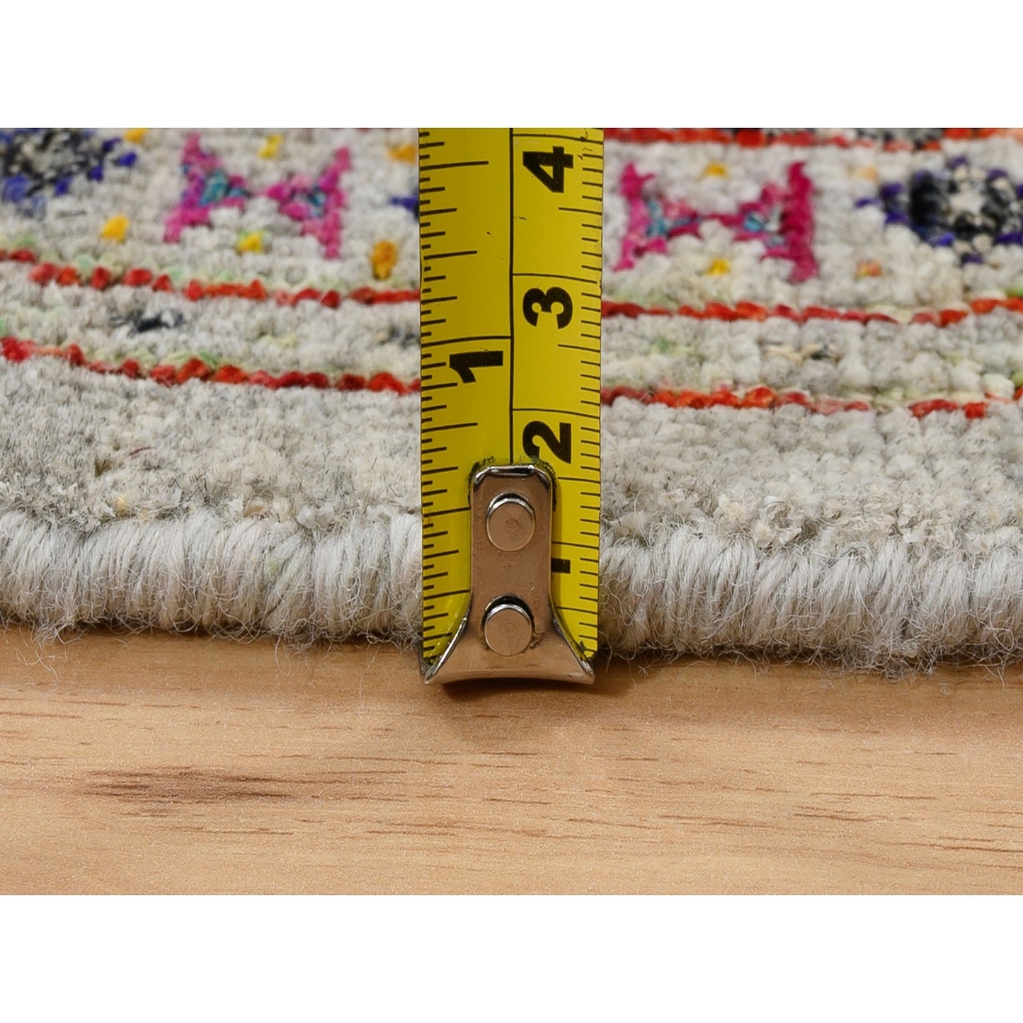 5'2"X5'2" Wool And Sari Silk Hand Knotted Beige Saroogh Round Rug