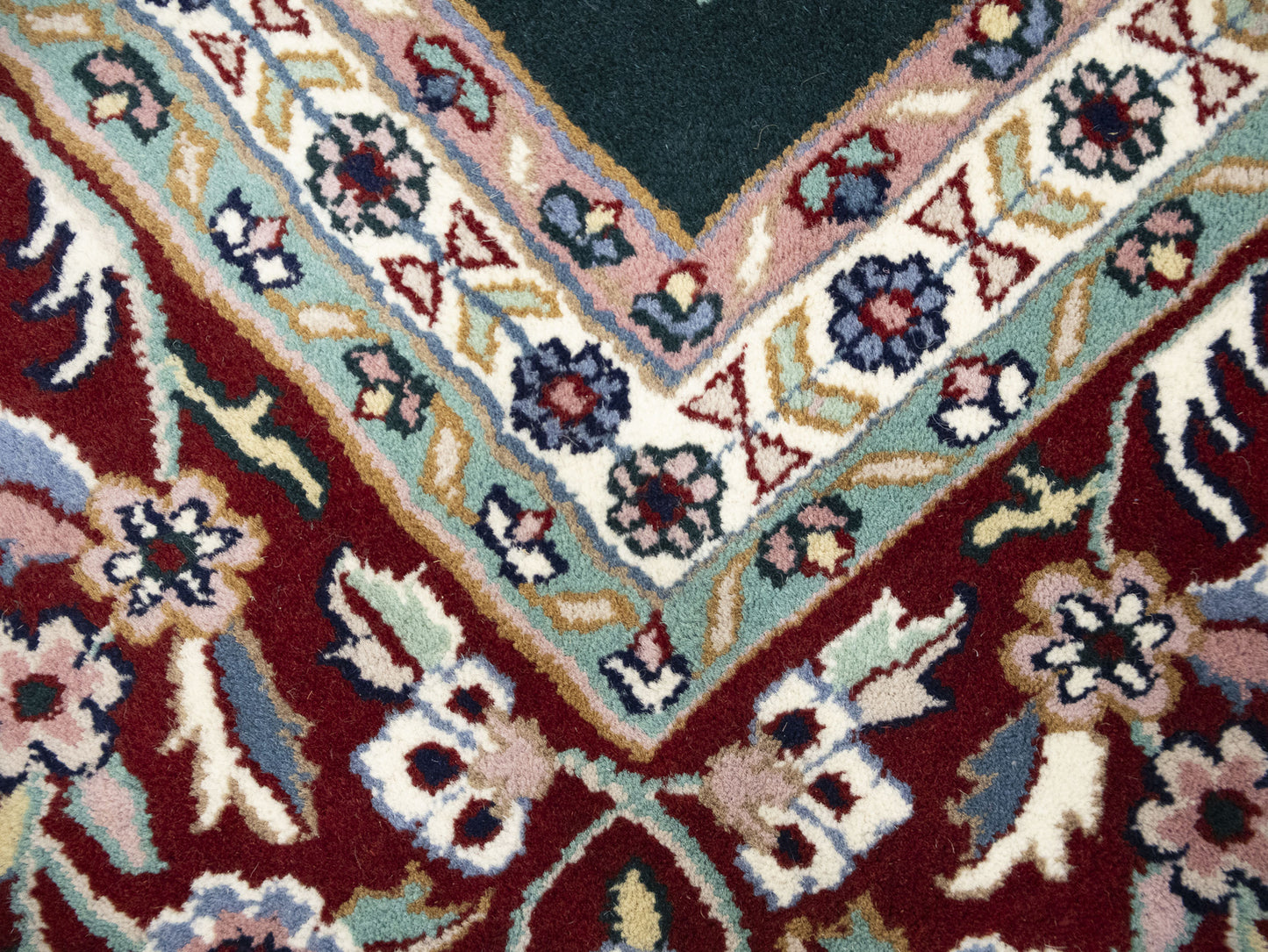 Traditional Floral Design Oriental Rug