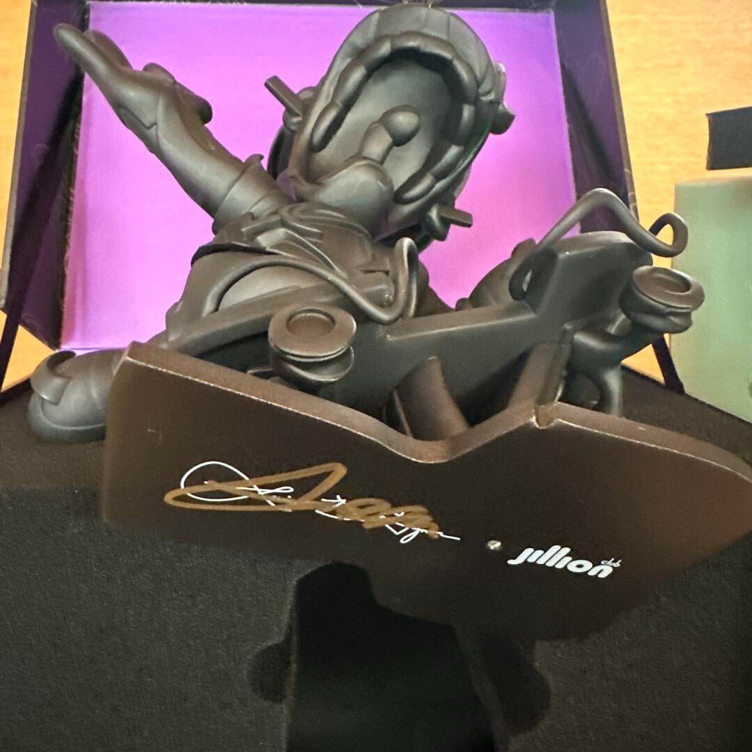 Louis De Guzman "Elevate" Black Vinyl Figure Signed Original Box Ed500