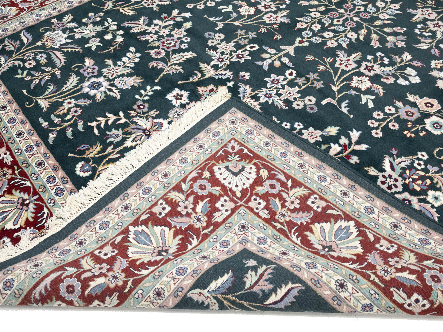 Traditional Floral Design Oriental Rug