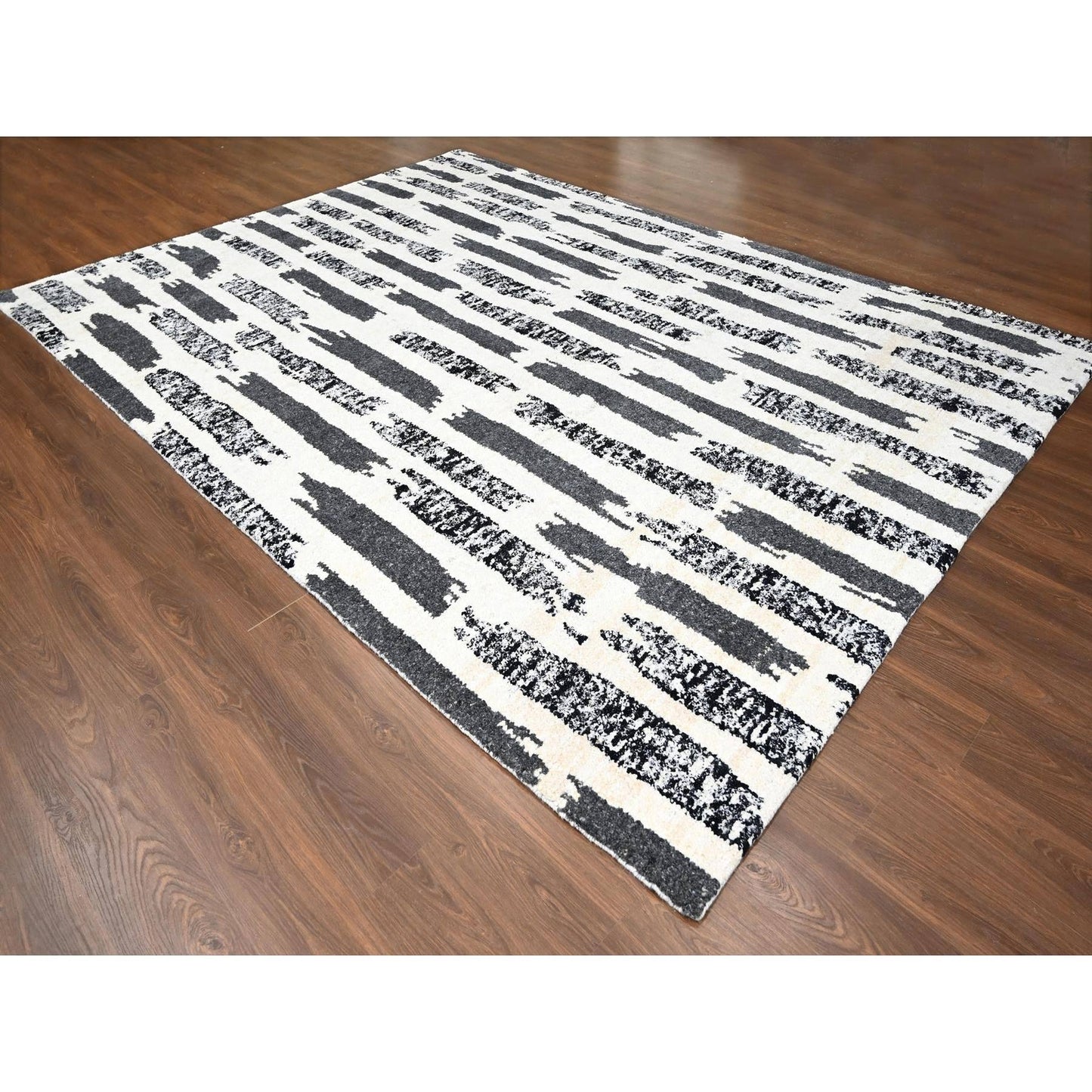 10'2"X13'7" Ivory & Black Wool Modern Design Hand Knotted Oriental Rug