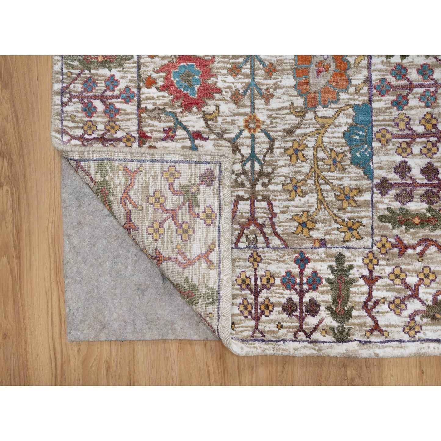 2'8"X16'2" White Vase Design Silk & Textured Wool Hand Knotted Runner Rug